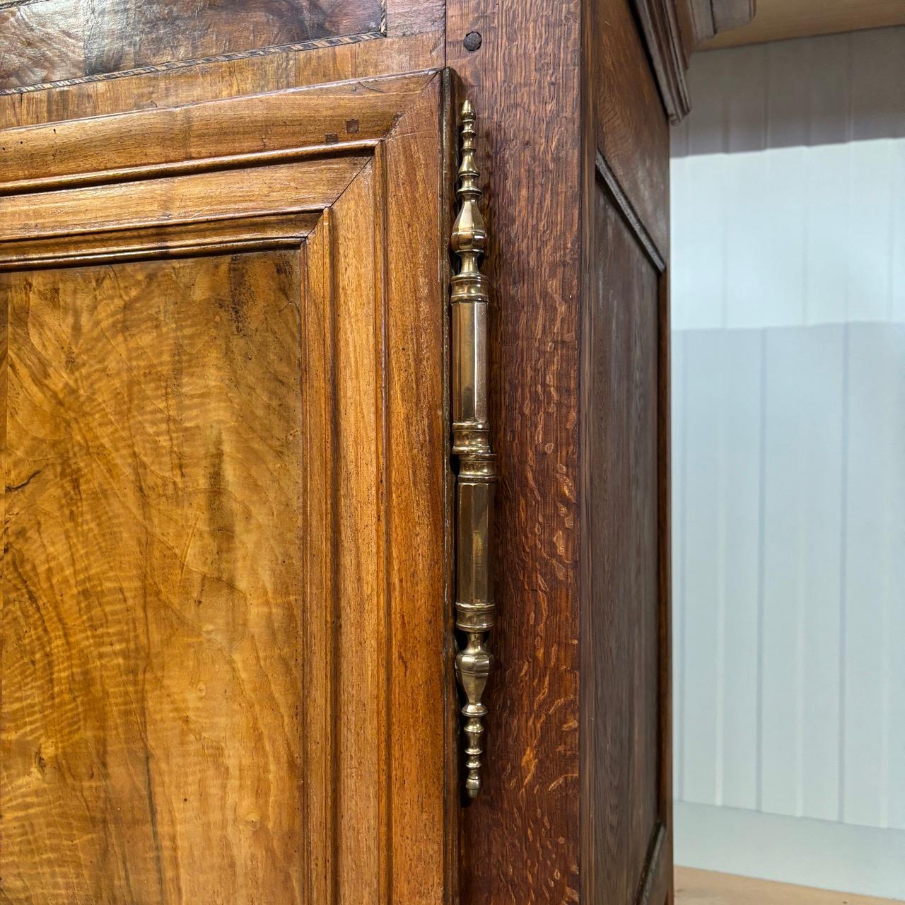 XVIII secolo Armadio antico  Barocco  Lorrain intorno al 1740  Oak e noce  12 casse in vendita