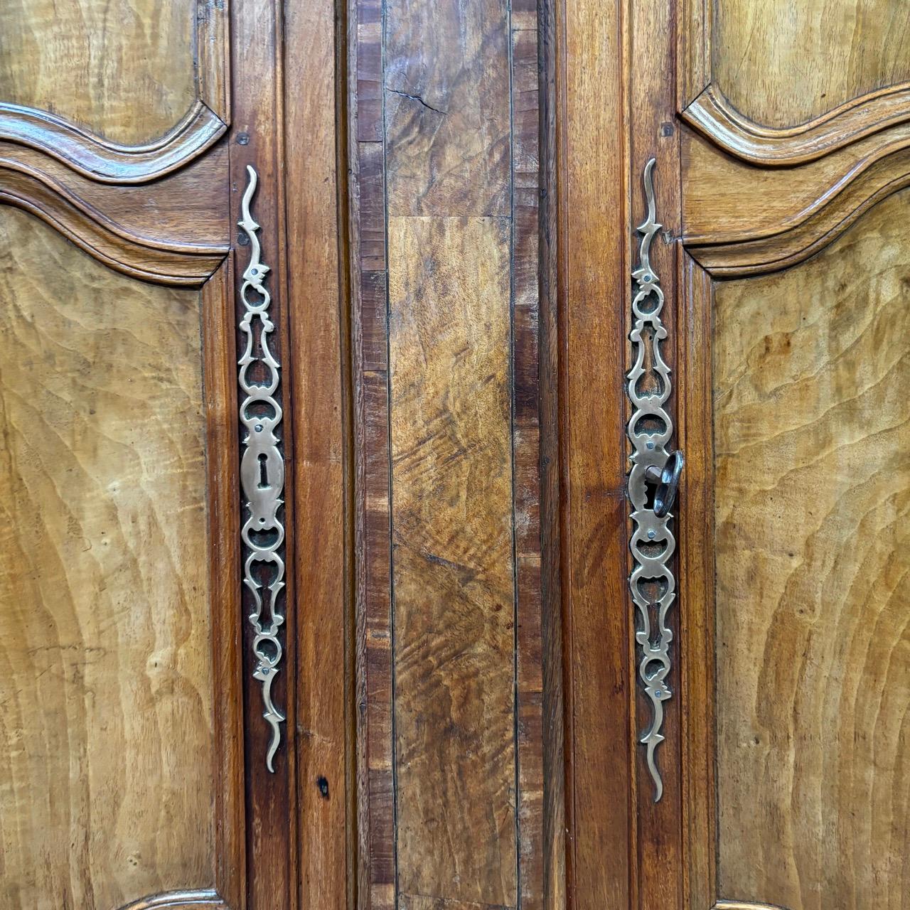 Ottone Armadio antico  Barocco  Lorrain intorno al 1740  Oak e noce  12 casse in vendita