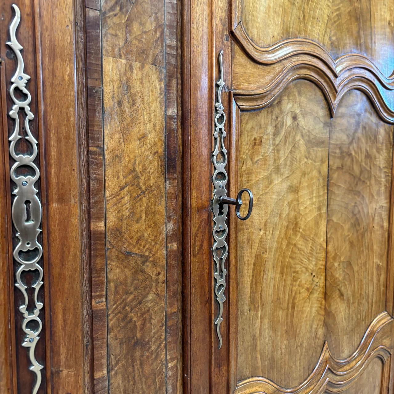 Armadio antico  Barocco  Lorrain intorno al 1740  Oak e noce  12 casse in vendita 1