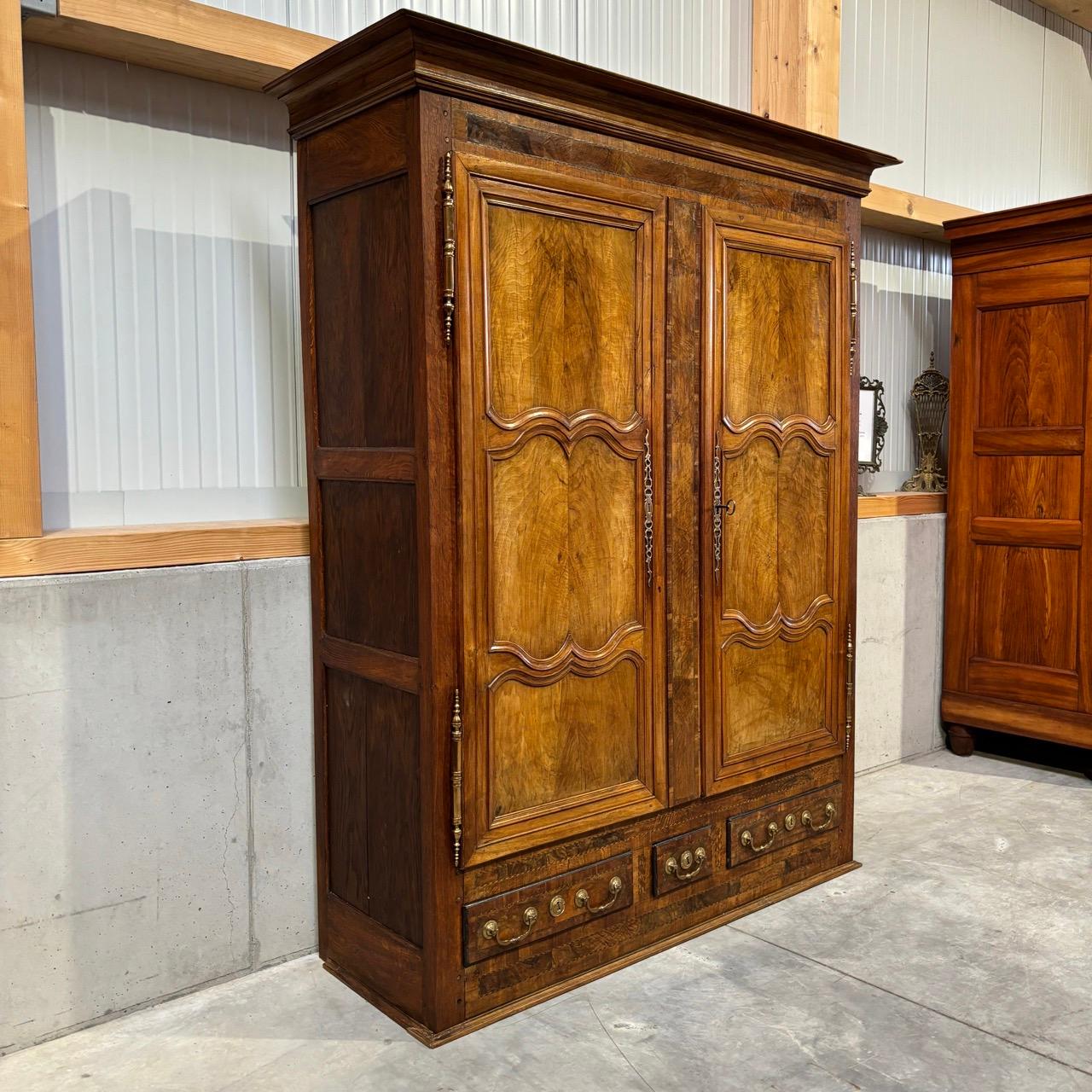 Armadio antico  Barocco  Lorrain intorno al 1740  Oak e noce  12 casse in vendita 3