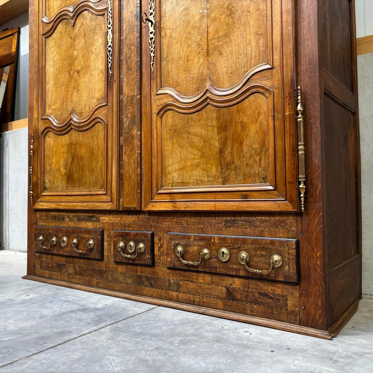 Armadio antico  Barocco  Lorrain intorno al 1740  Oak e noce  12 casse in vendita 4