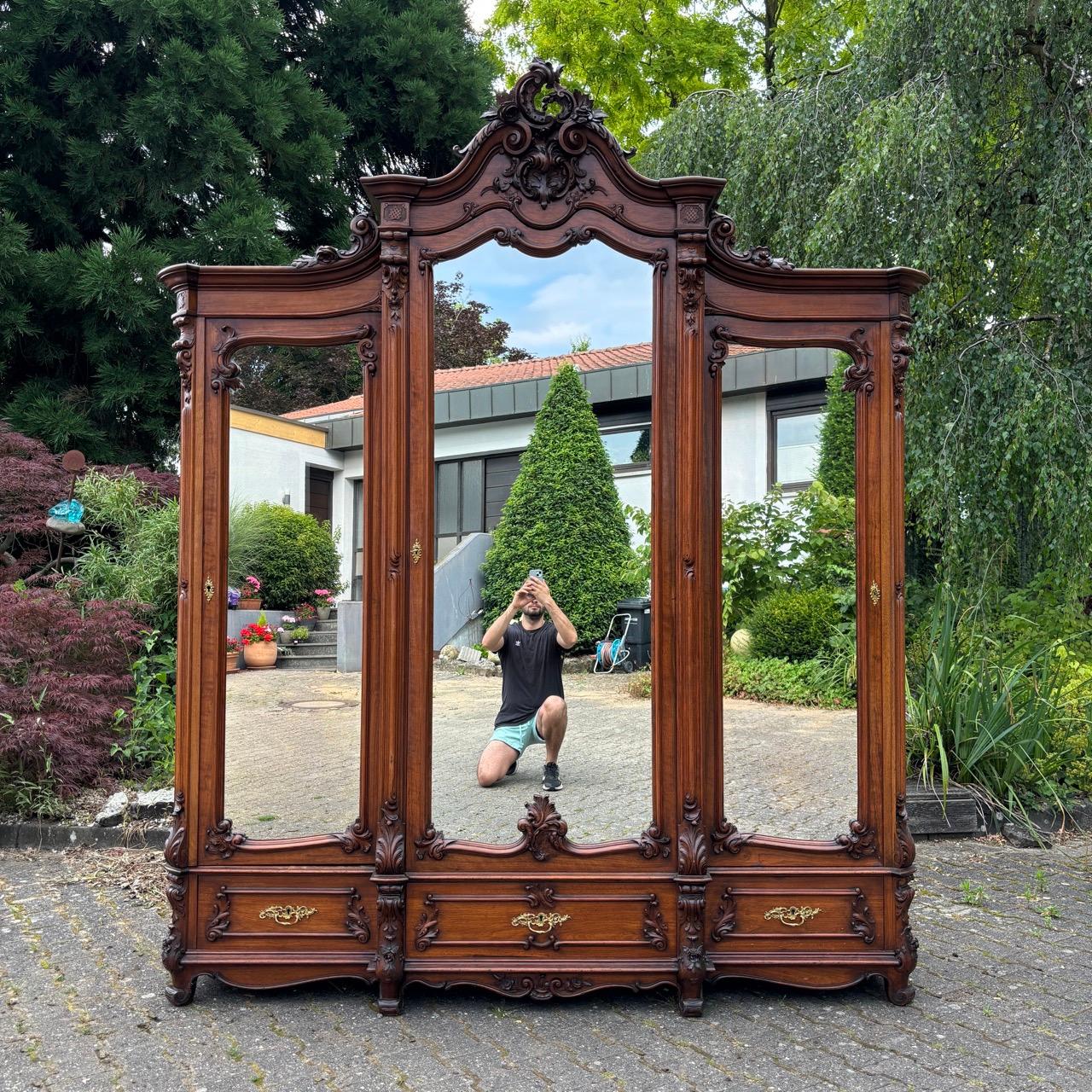 ✓ Trovato speciale
✓ Selezione del legno di alta qualità
✓ Magnifico, impressionante

Dimensioni: L: 230 cm  H. H. 270cm  D: 63cm

Articolo: Armadio antico
Articolo n.: 946
Epoch: Storicismo 1856, Berlino
Materiale: Legno massiccio di Wood e