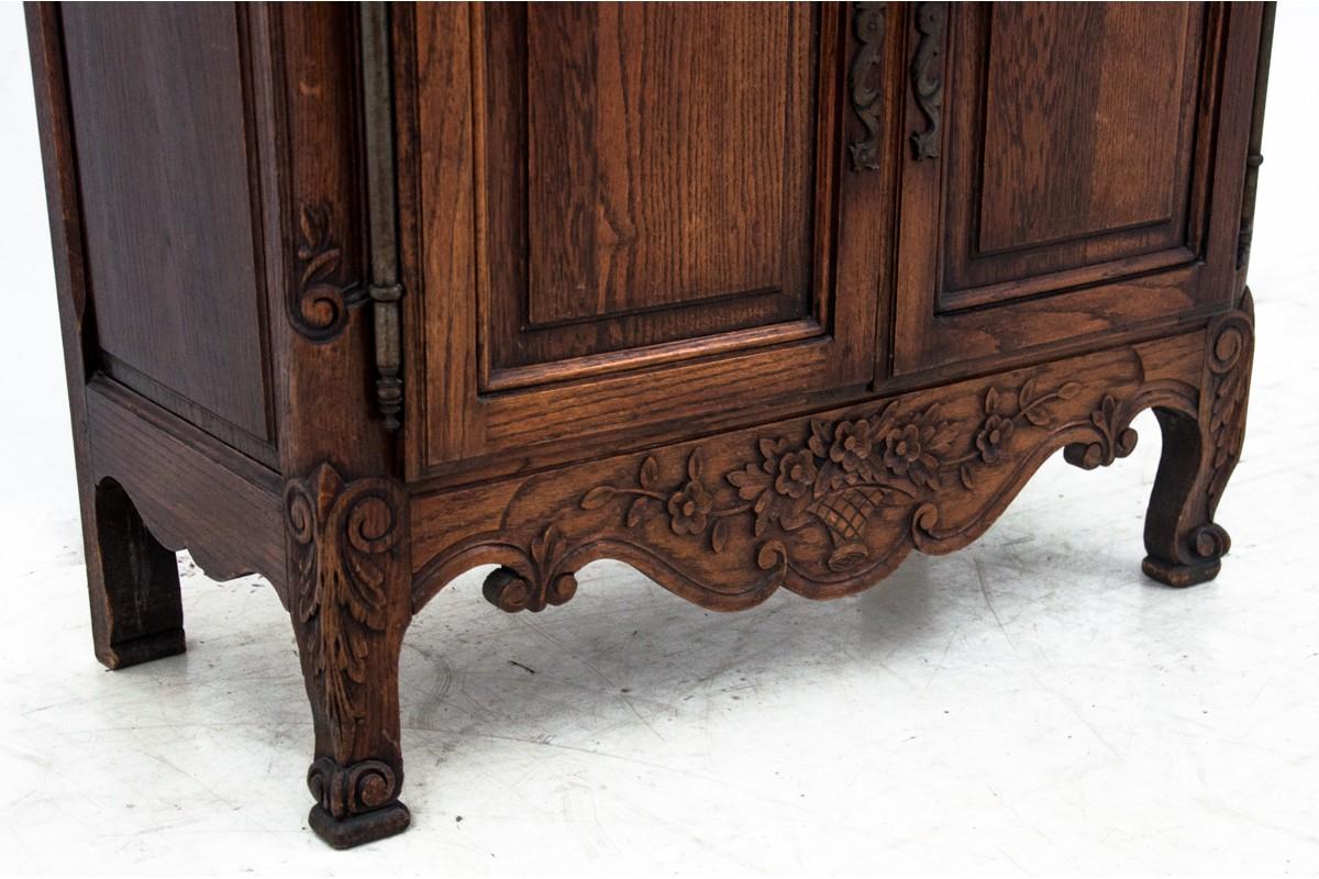 Cabinet, France, circa 1900.

Very good condition.

wood: oak

dimensions: height: 98 cm, width: 87 cm, depth: 41 cm.