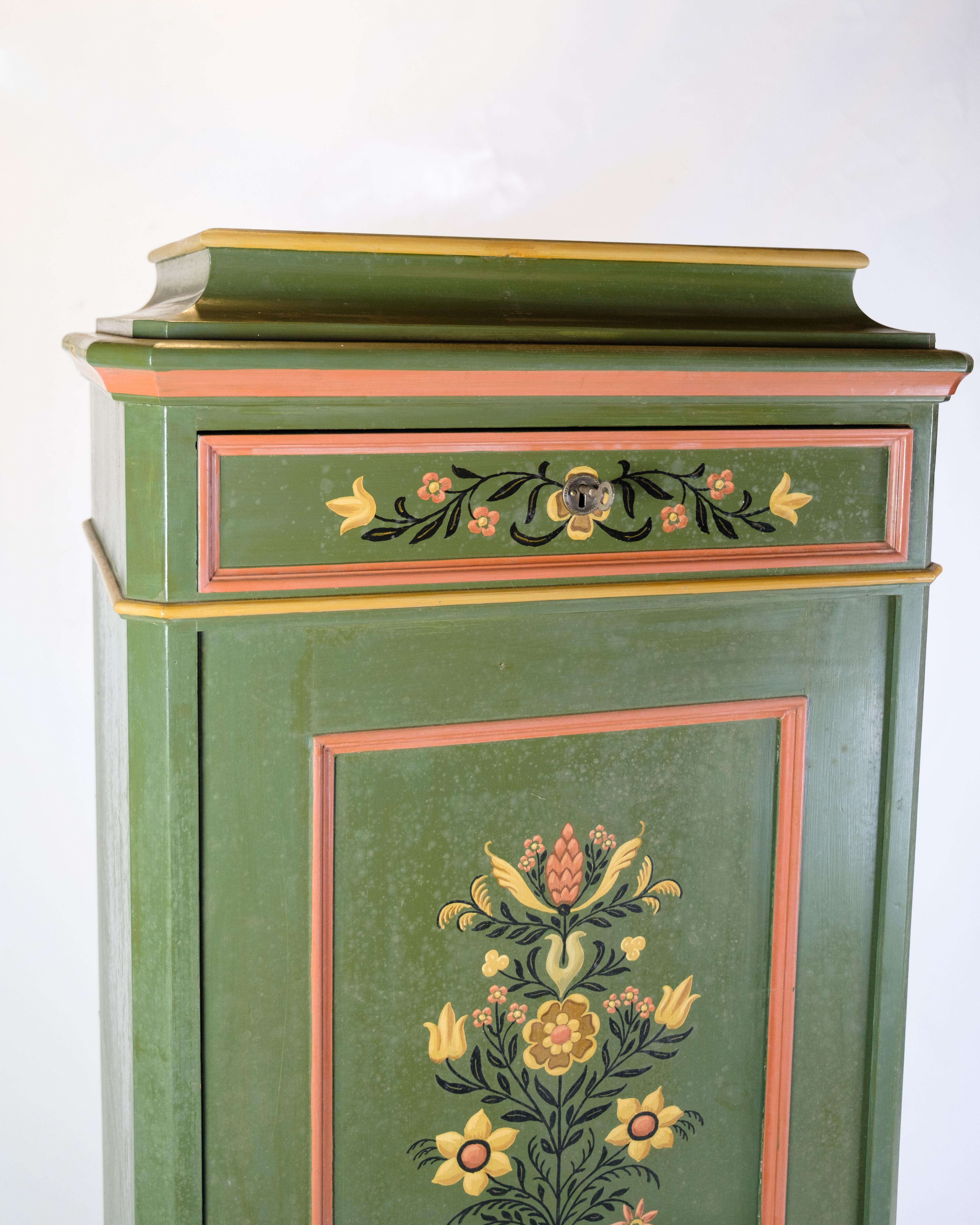 This antique cabinet from around 1890 is a splendid example of historic craftsmanship and aesthetics. Hand-painted with a beautiful flower decoration, the cabinet exudes a timeless charm and elegance. The carefully executed decoration adds a touch