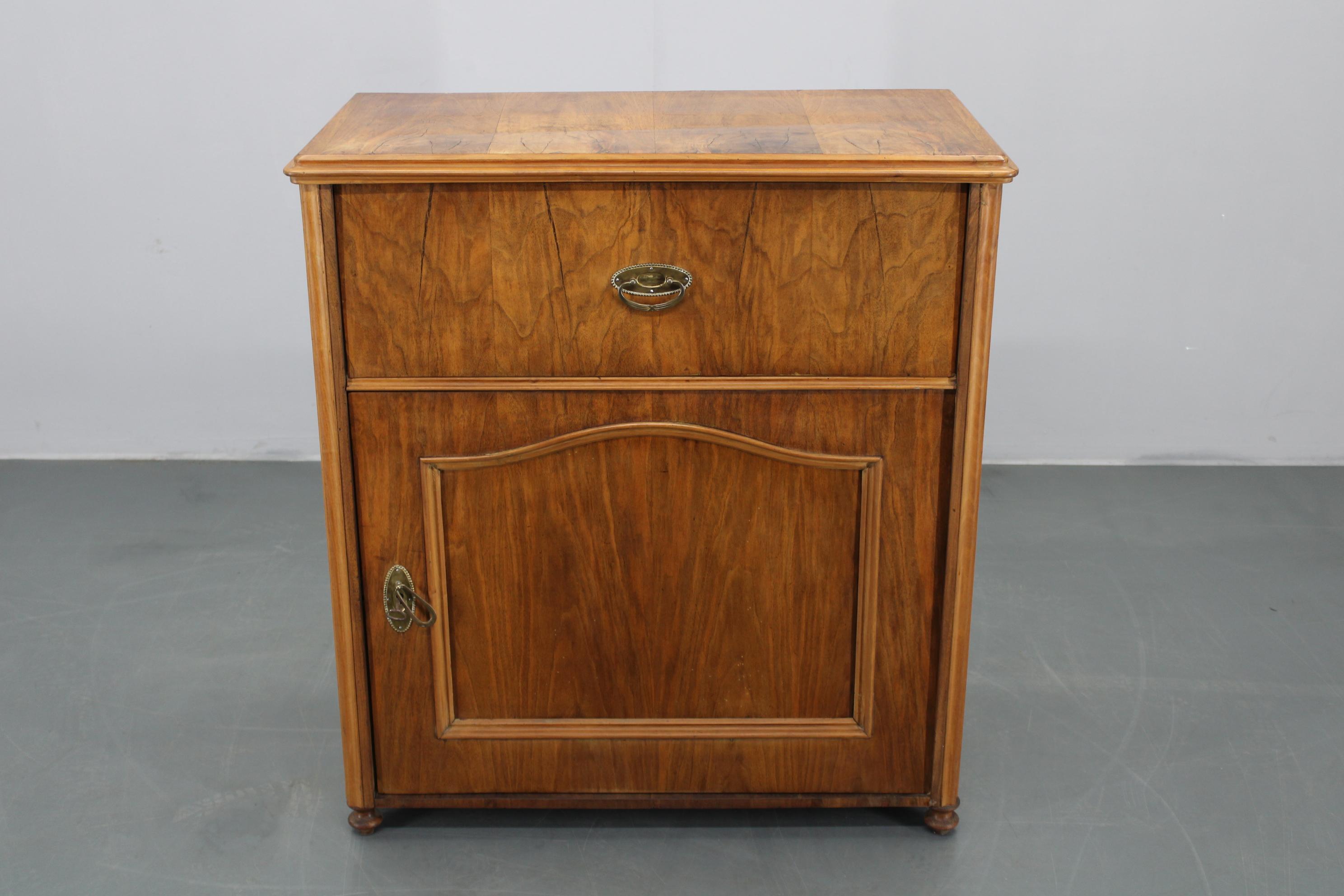 Mid-Century moderno Mobile antico in finitura noce, Cecoslovacchia in vendita