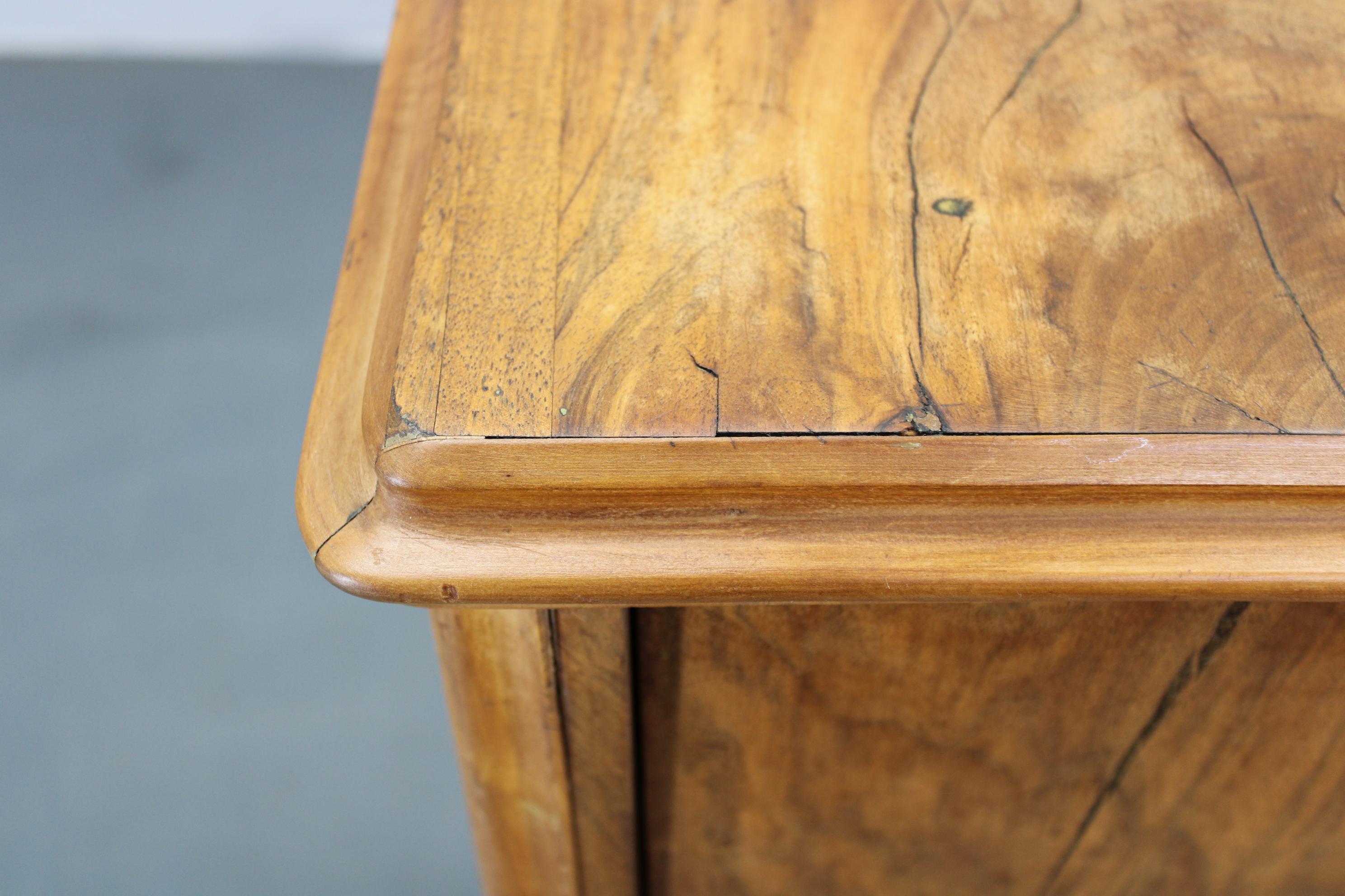 Legno Mobile antico in finitura noce, Cecoslovacchia in vendita