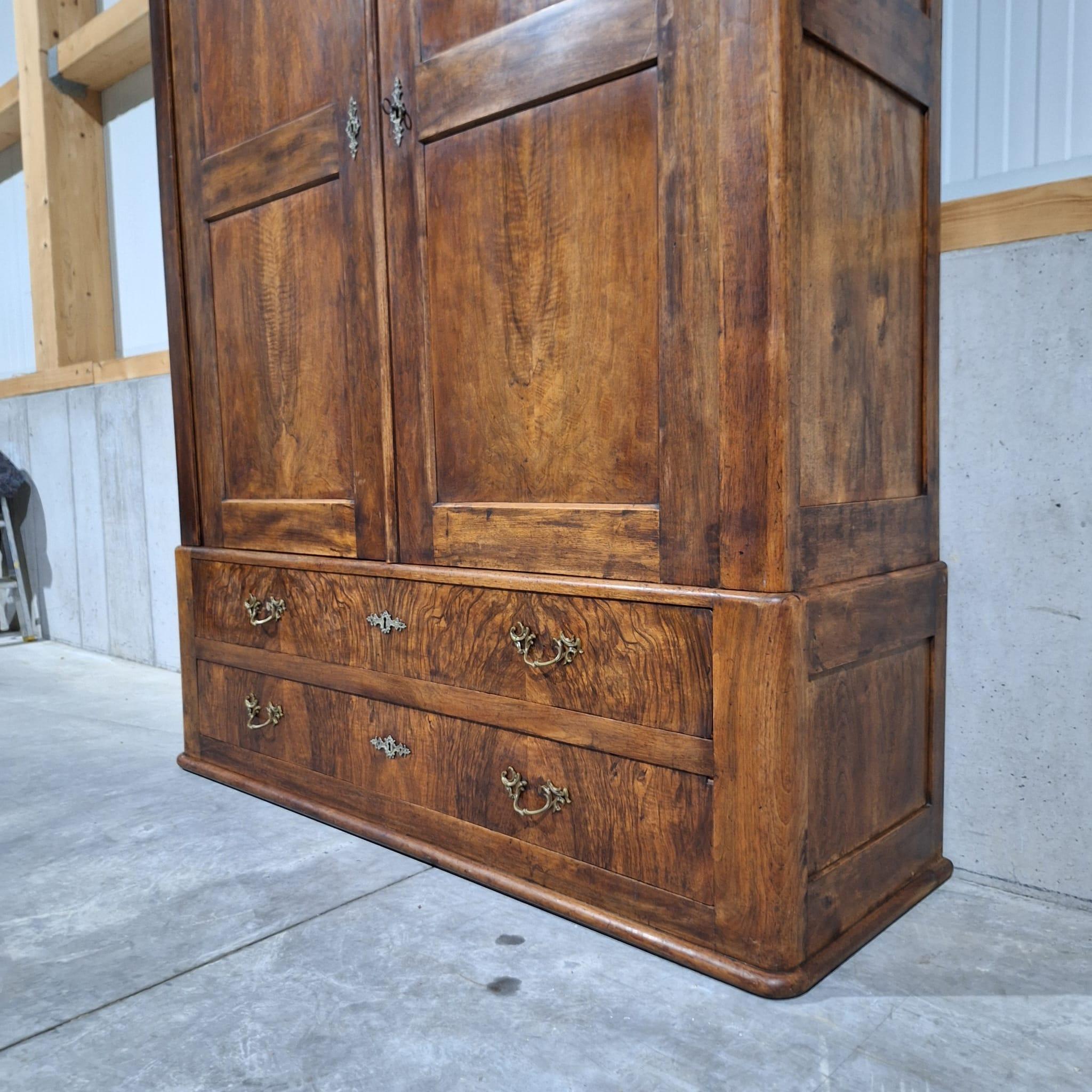 Antiker Schrank  Louis Philippe um 1830  Walnuss im Angebot 4