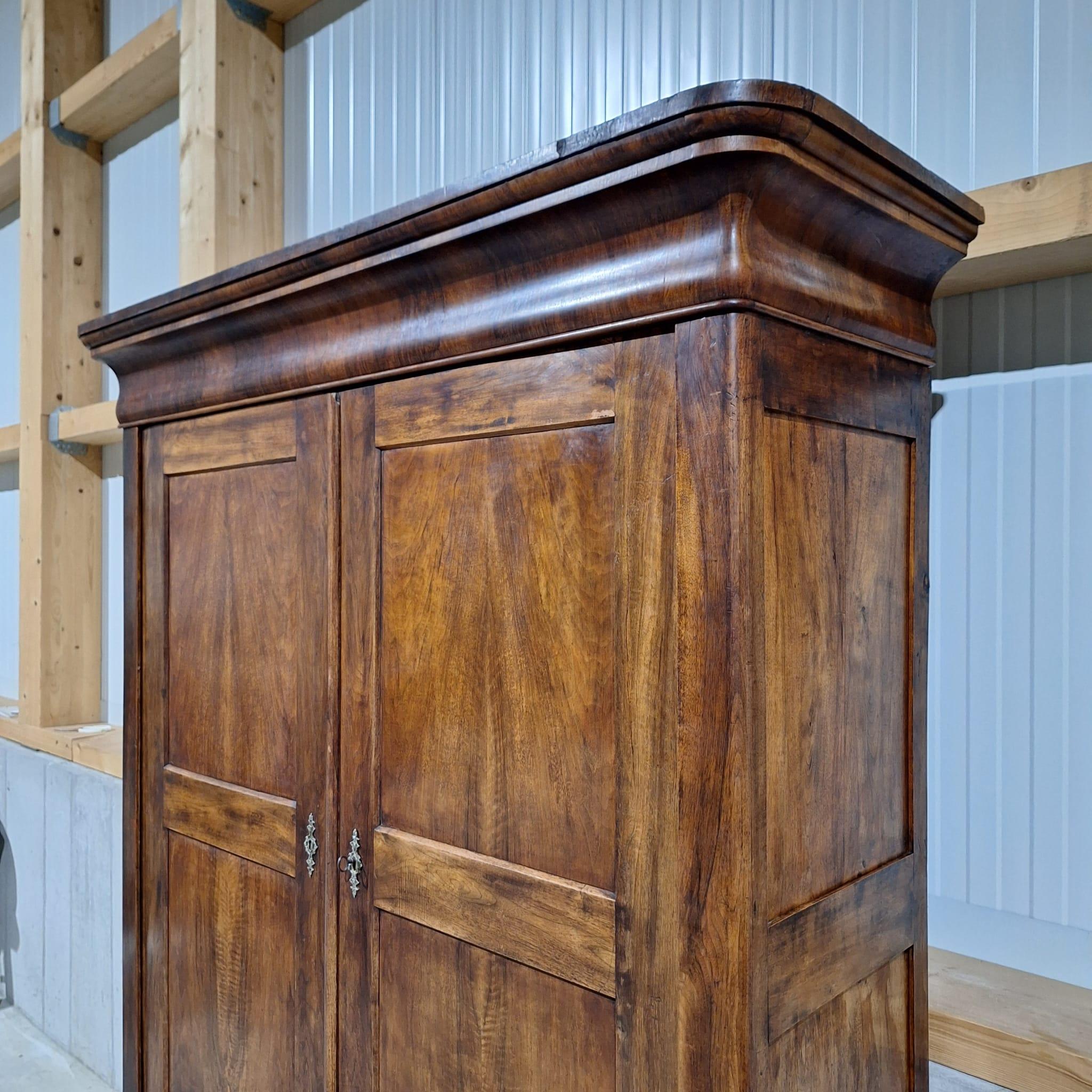 Antiker Schrank  Louis Philippe um 1830  Walnuss im Angebot 5