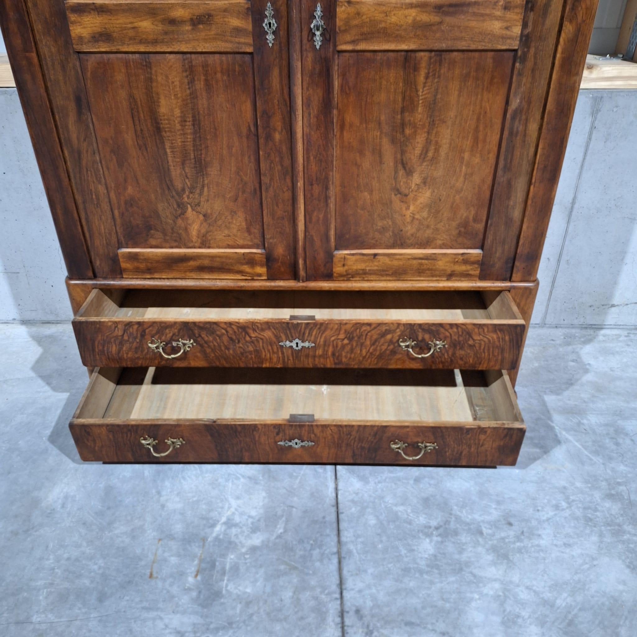 Antiker Schrank  Louis Philippe um 1830  Walnuss im Angebot 6