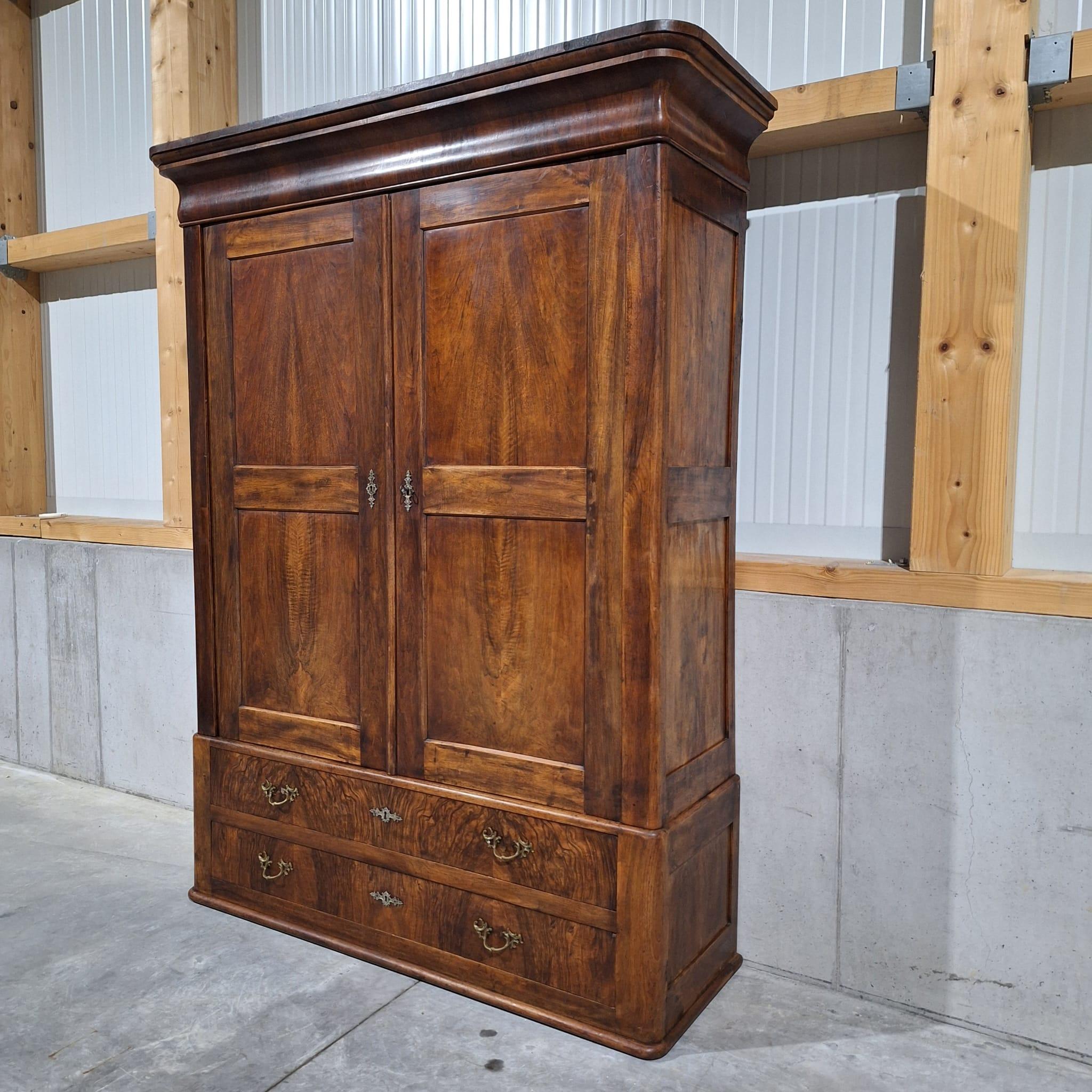 Antiker Schrank  Louis Philippe um 1830  Walnuss im Angebot 9
