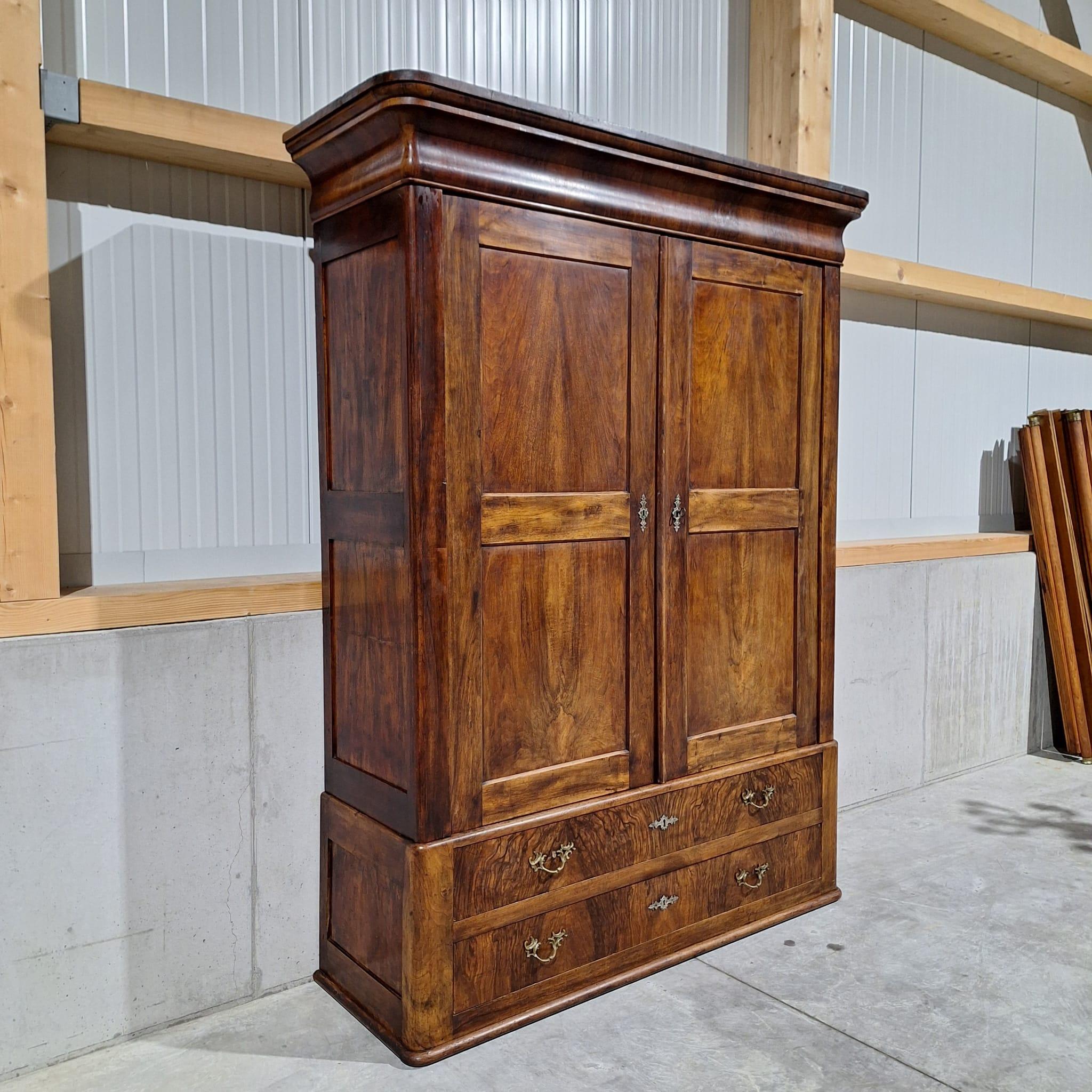 Antiker Schrank  Louis Philippe um 1830  Walnuss im Angebot 10