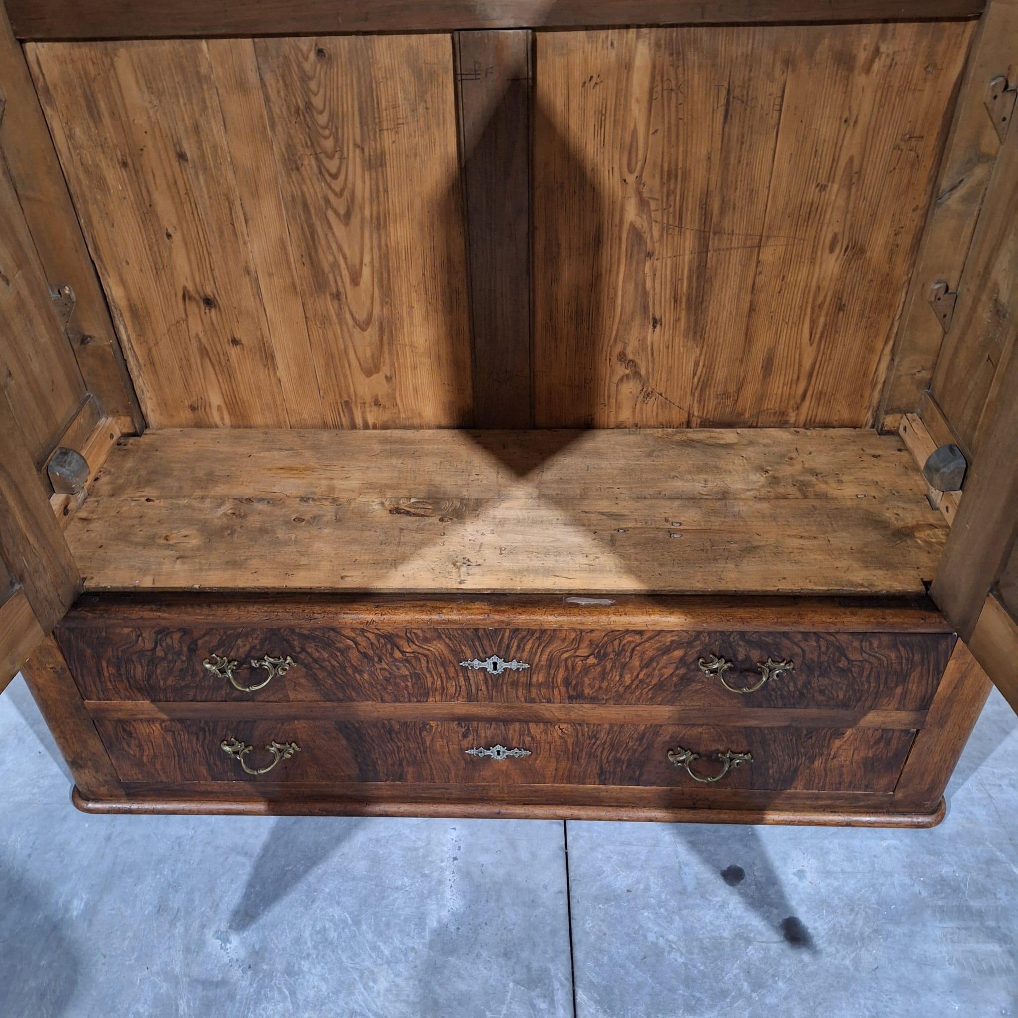 ✓ Beeindruckende Präsenz
✓ Einzigartige Form
✓ Praktisch und elegant
✓ Individuelle Inneneinteilung möglich

Abmessungen: 
B: 169cm H: 222cm T: 58cm

Artikel: Antiker Kleiderschrank
Artikel Nr.: 976
Provenienz: Louis Philippe, Frankreich
MATERIAL: