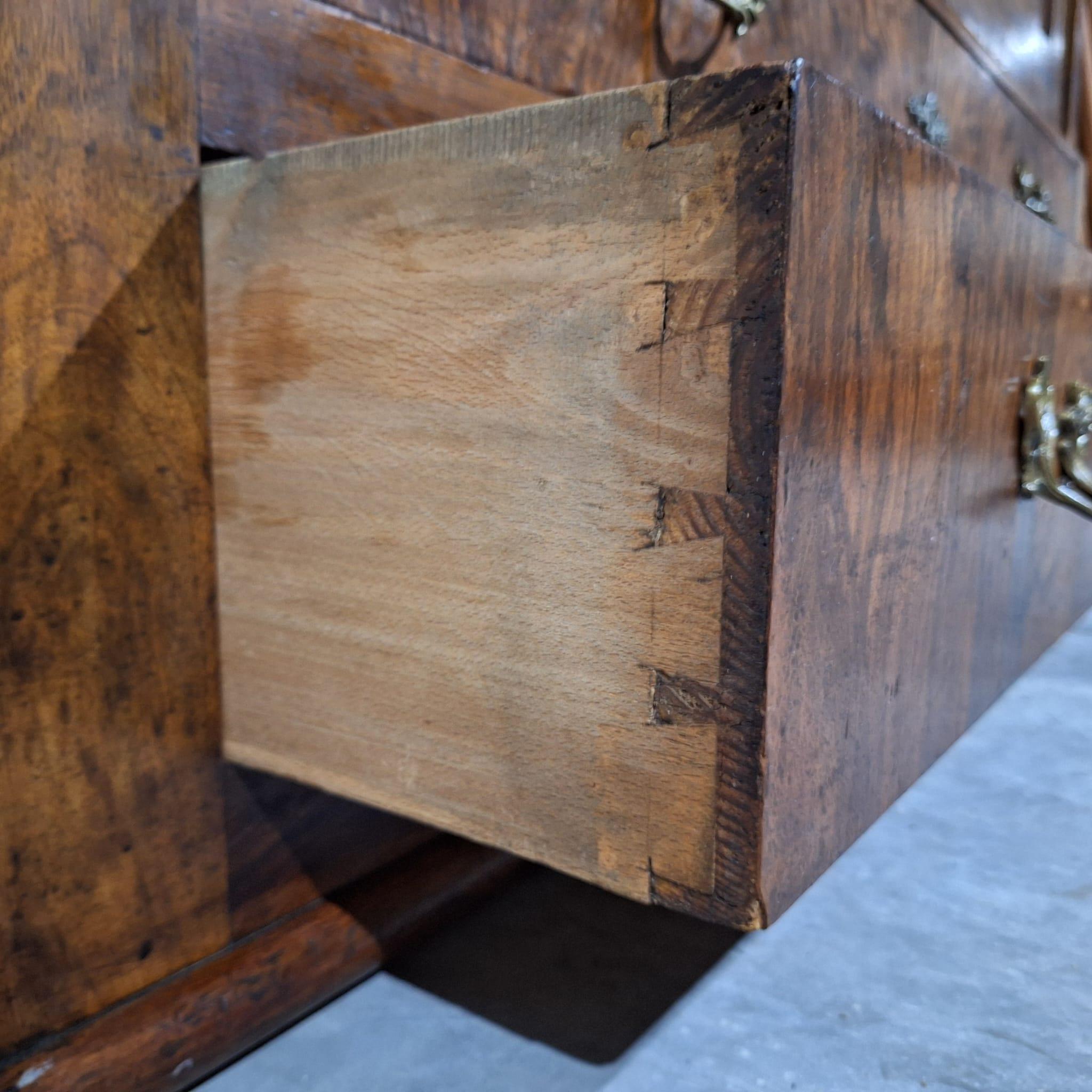 Antiker Schrank  Louis Philippe um 1830  Walnuss (19. Jahrhundert) im Angebot
