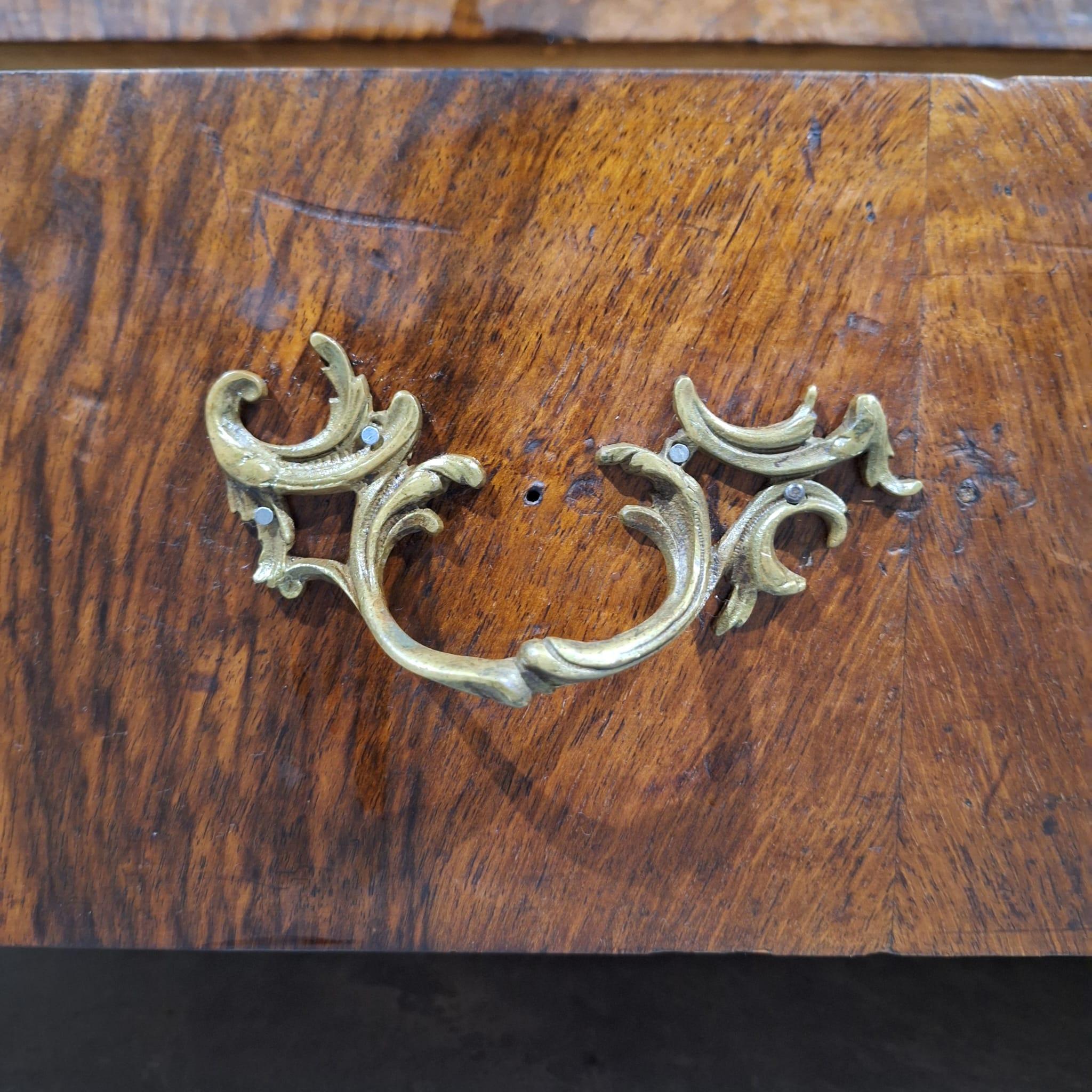 Antiker Schrank  Louis Philippe um 1830  Walnuss (Nussbaumholz) im Angebot