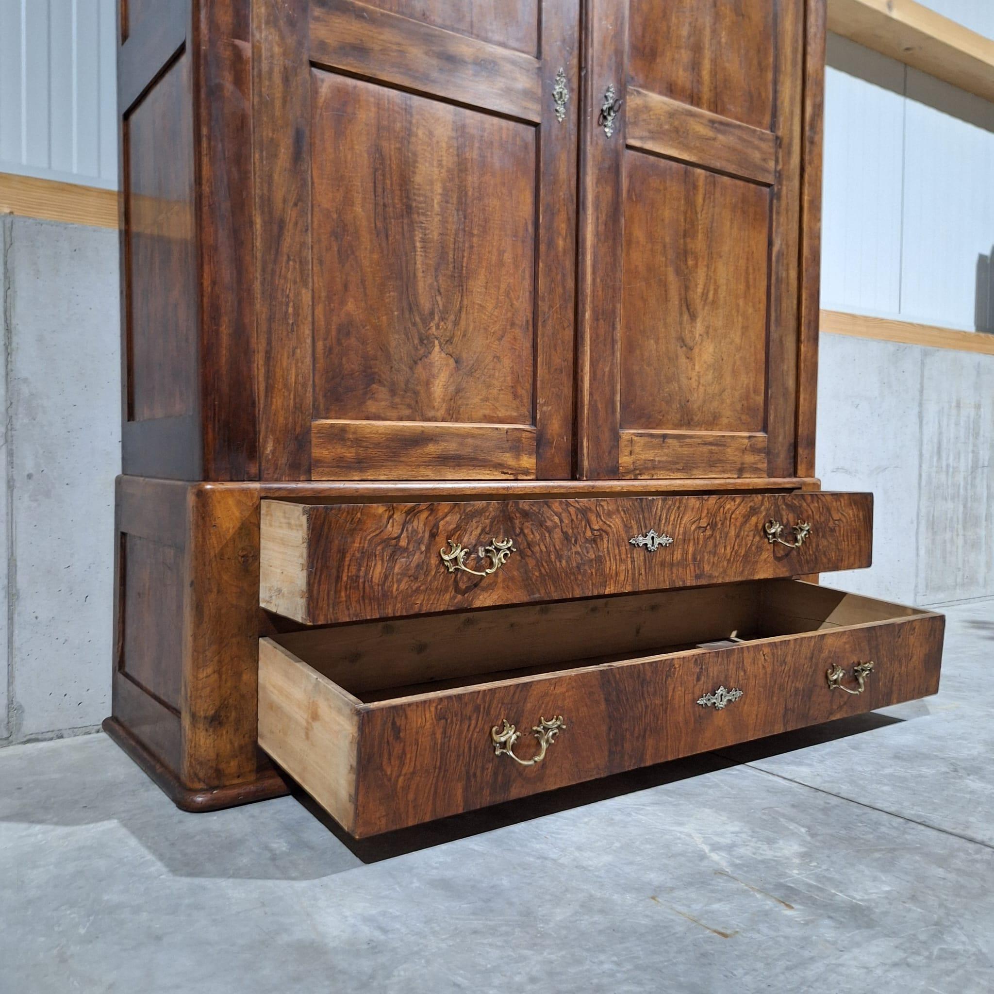 Antiker Schrank  Louis Philippe um 1830  Walnuss im Angebot 1