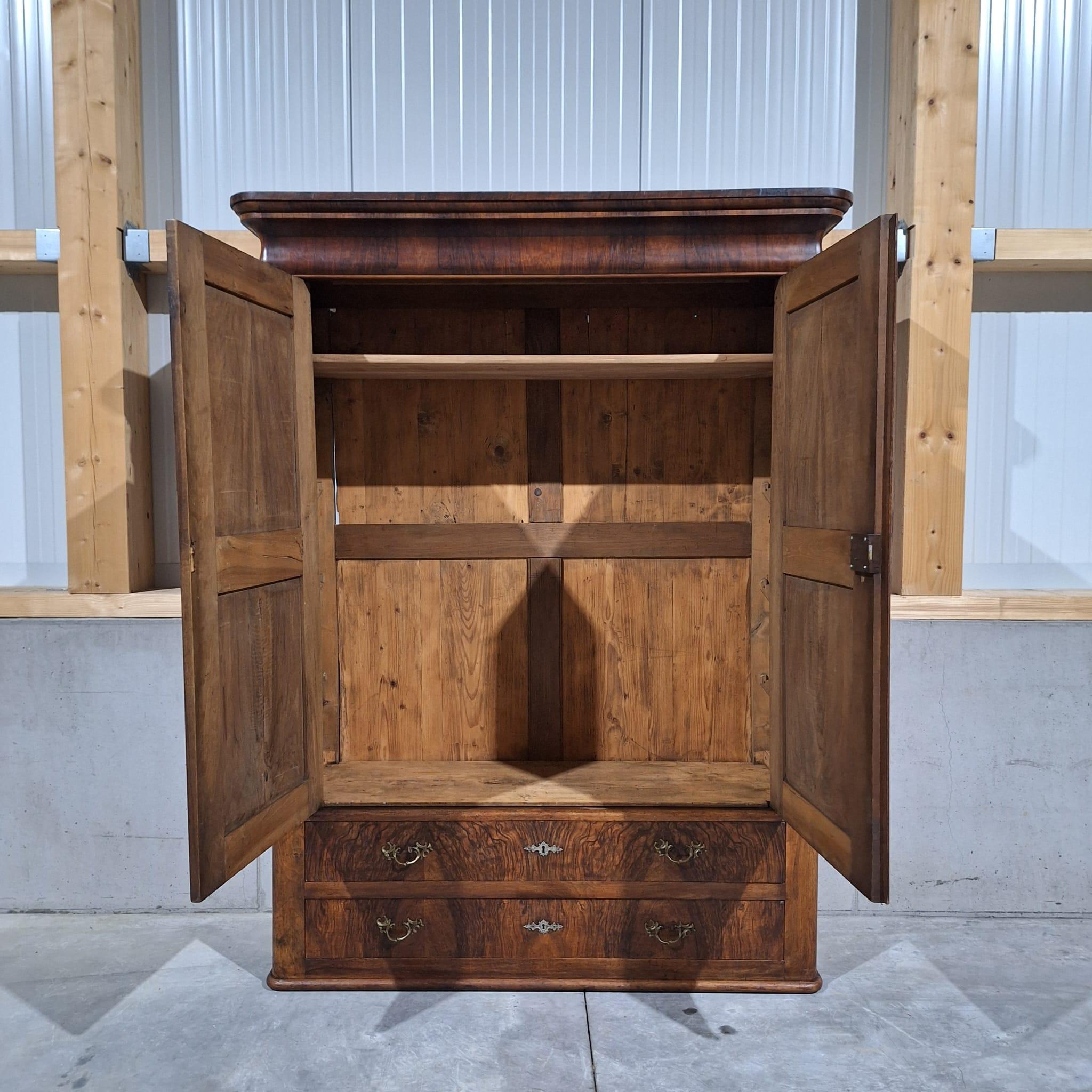 Antiker Schrank  Louis Philippe um 1830  Walnuss im Angebot 2