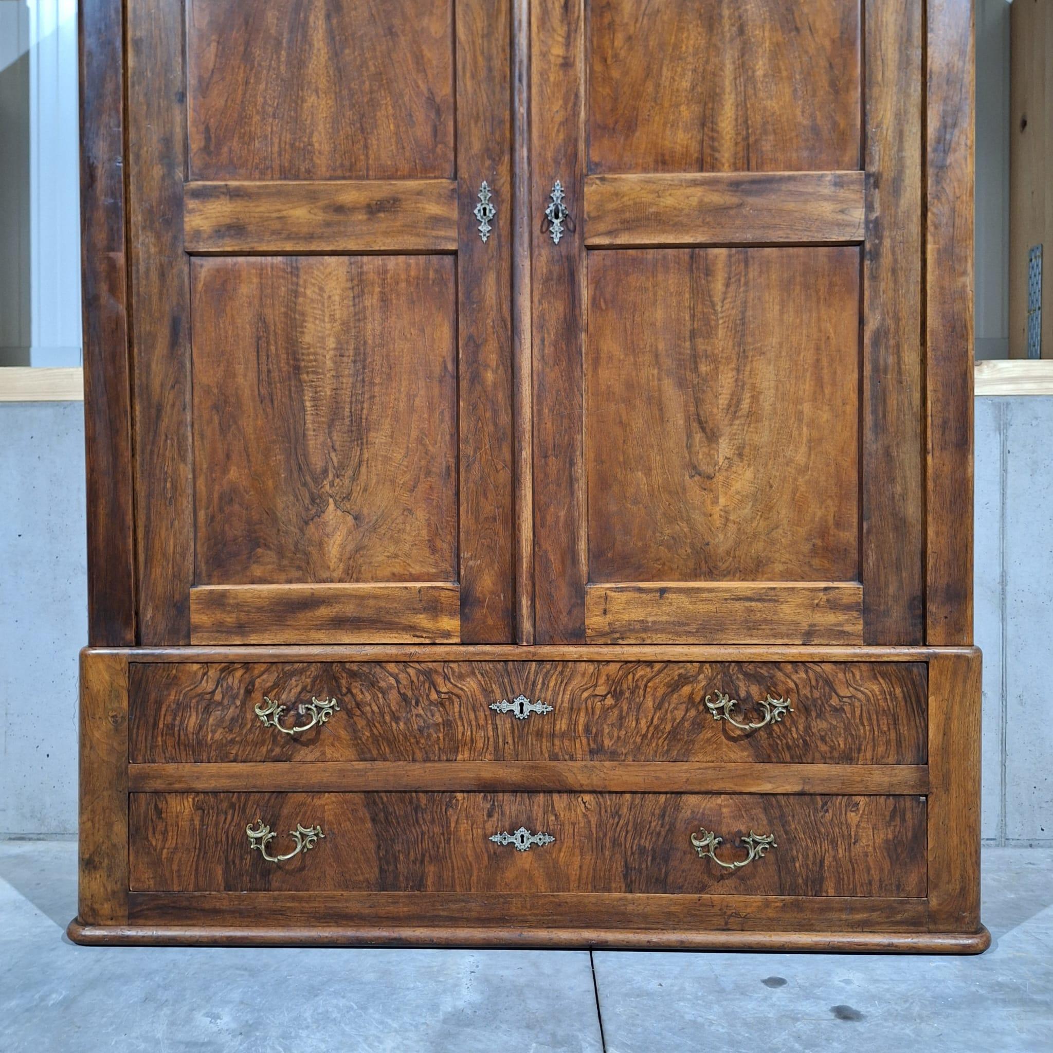 Antiker Schrank  Louis Philippe um 1830  Walnuss im Angebot 3