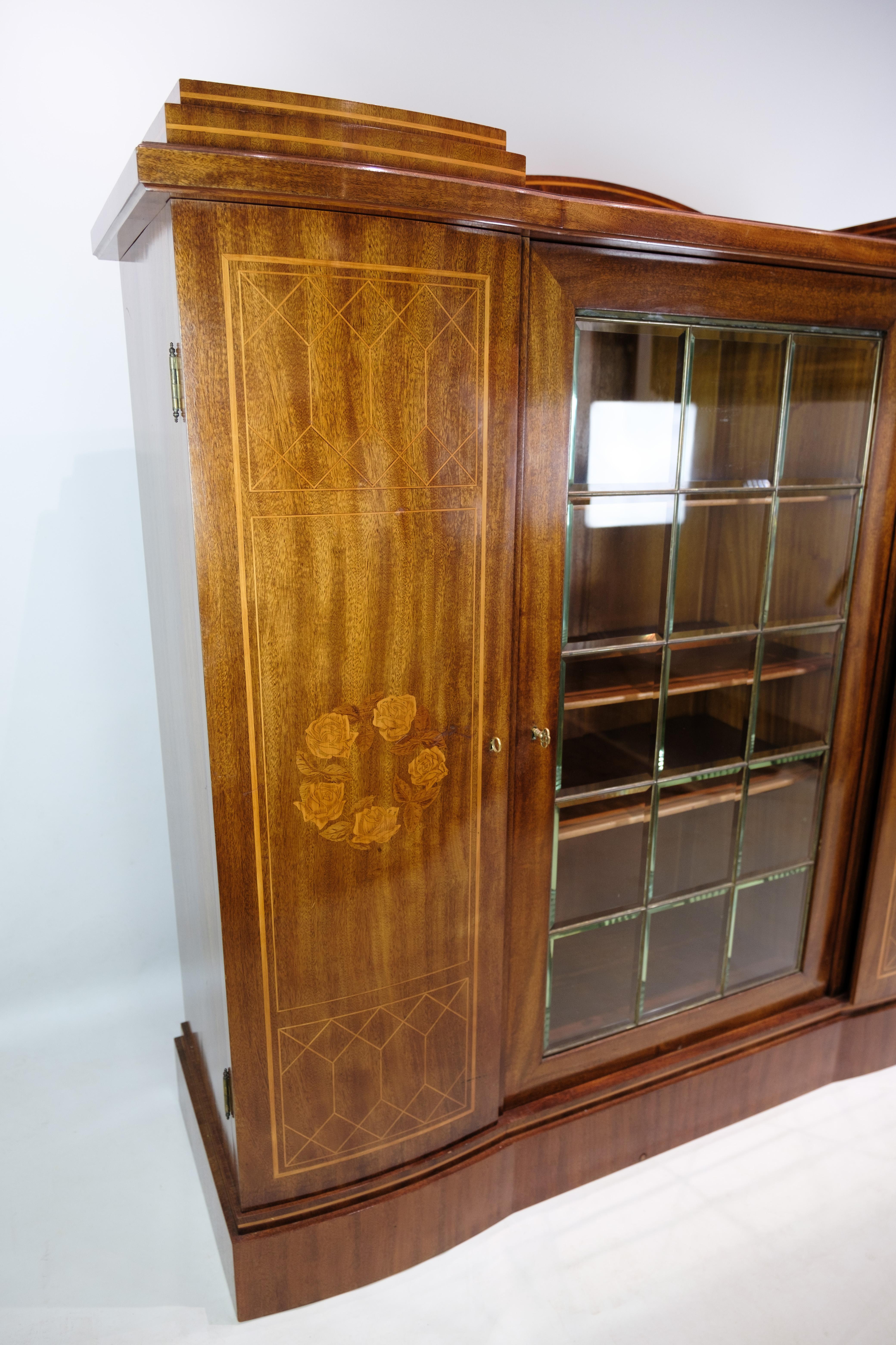 Mobile antico degli anni '20, realizzato in mogano lucidato a mano con intarsi dettagliati in legno di frutta. Questo bellissimo mobile combina materiali di alta qualità con l'artigianato classico dell'epoca, mostrando un perfetto equilibrio tra