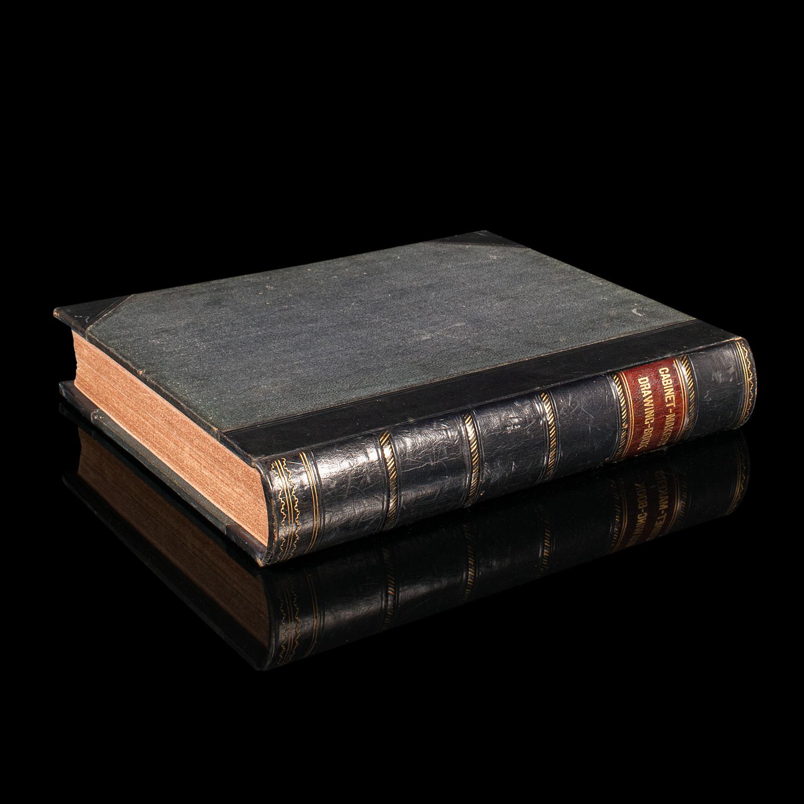 Il s'agit d'un exemplaire ancien du livre de dessins de l'ébéniste Thomas Sheraton. Guide de référence anglais, relié, datant de la période géorgienne, publié en 1793.

Designer de meubles très influent, Thomas Sheraton (1751 - 1806) était une