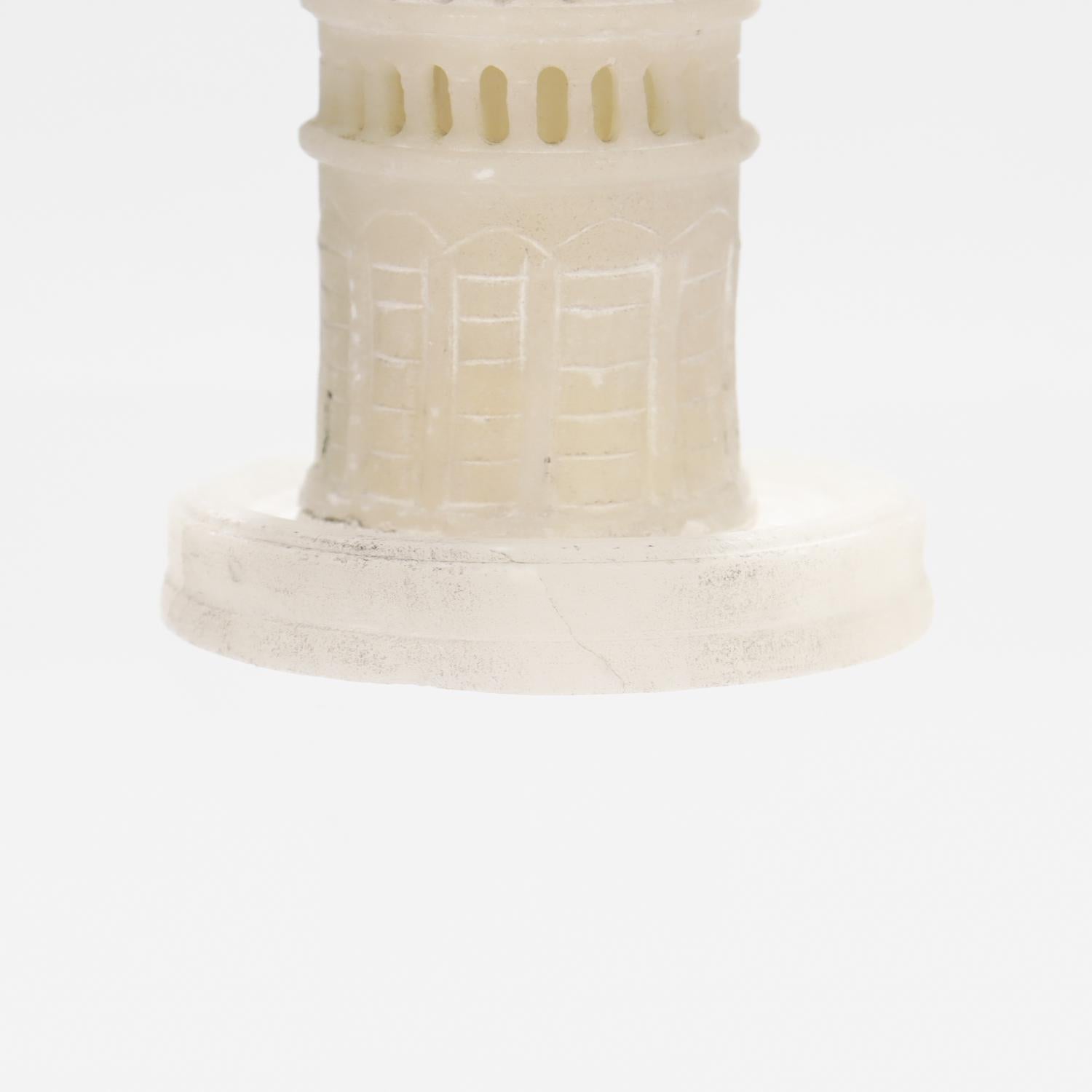 Escultura antigua de alabastro Gran Tour de la Torre Inclinada de Pisa, tamaño armario en venta 8