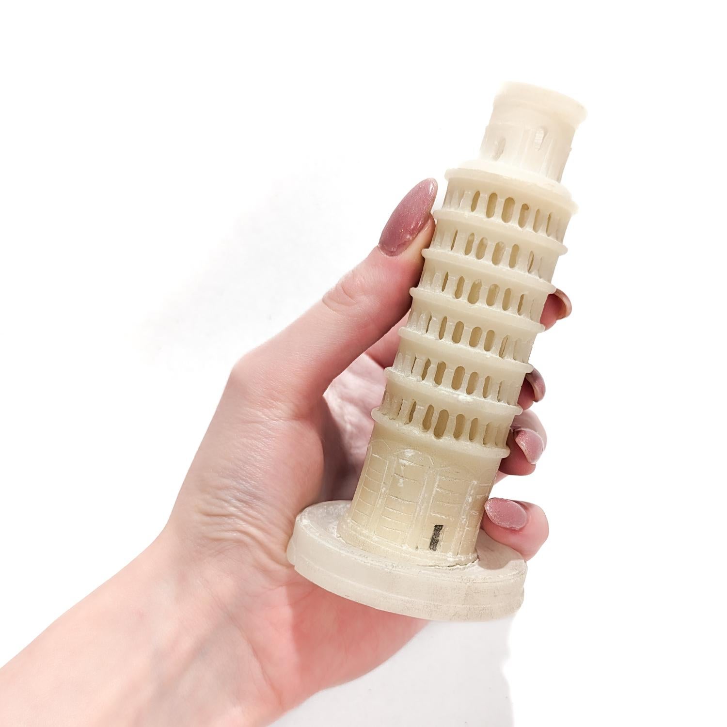 Una fina escultura de alabastro del tamaño de un gabinete.

Con la forma de la Torre Inclinada de Pisa sobre un zócalo circular. 

Sencillamente, ¡un maravilloso clásico al estilo Grand Tour!

Date: 
siglo XX

Estado general:
En general, está en