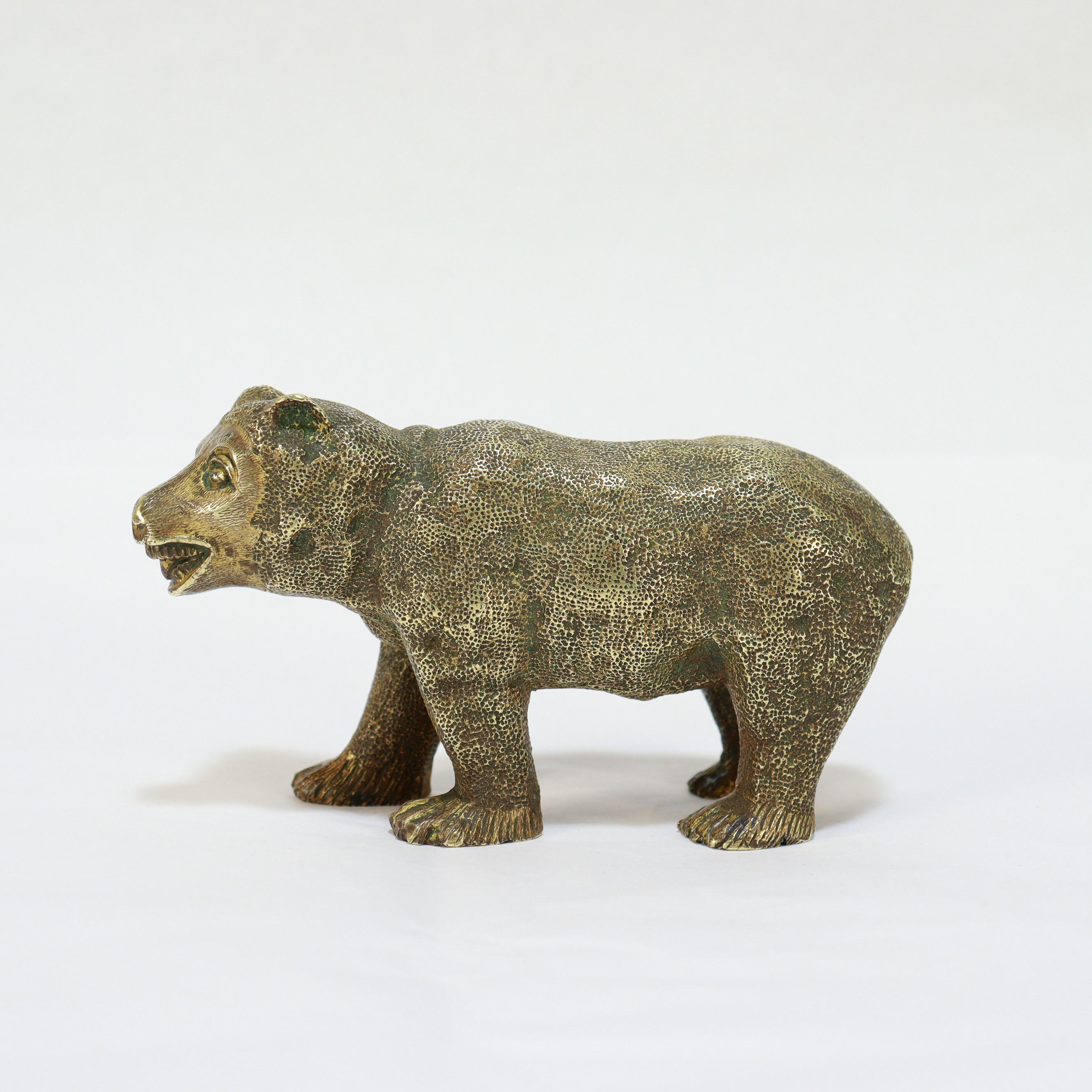 Un'antica scultura di un orso in formato mobile.

In bronzo dorato. 

Modellato in modo ingenuo con l'orso in piedi sulle quattro zampe, le orecchie all'erta e la bocca aperta con la lingua e (alcuni) denti visibili. 

Ha una pelliccia impunturata,