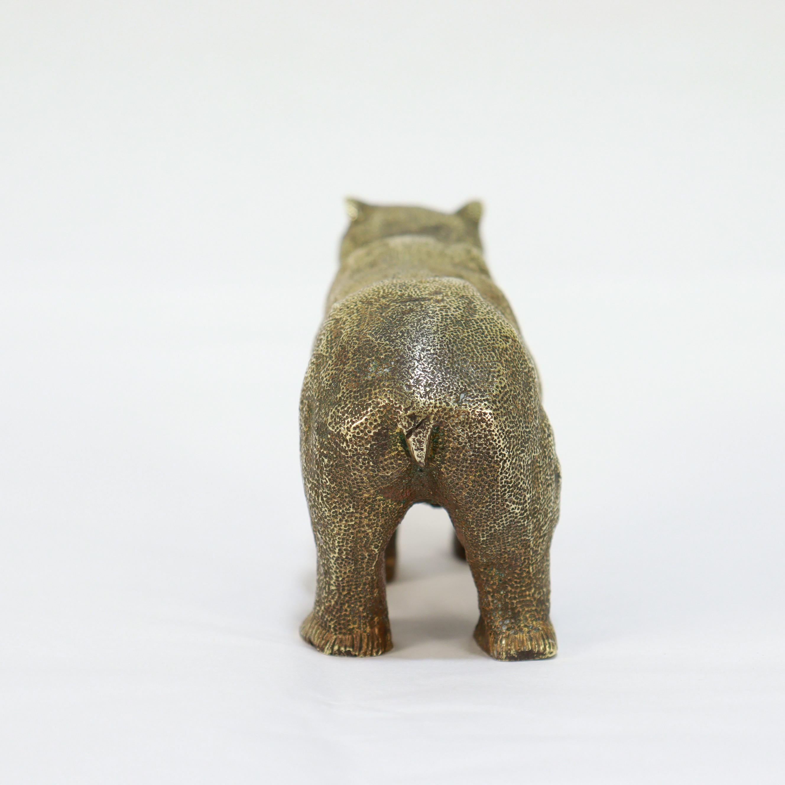 Dorato Antica scultura di orso in bronzo dorato modellata in modo ingenuo e di dimensioni da armadio in vendita