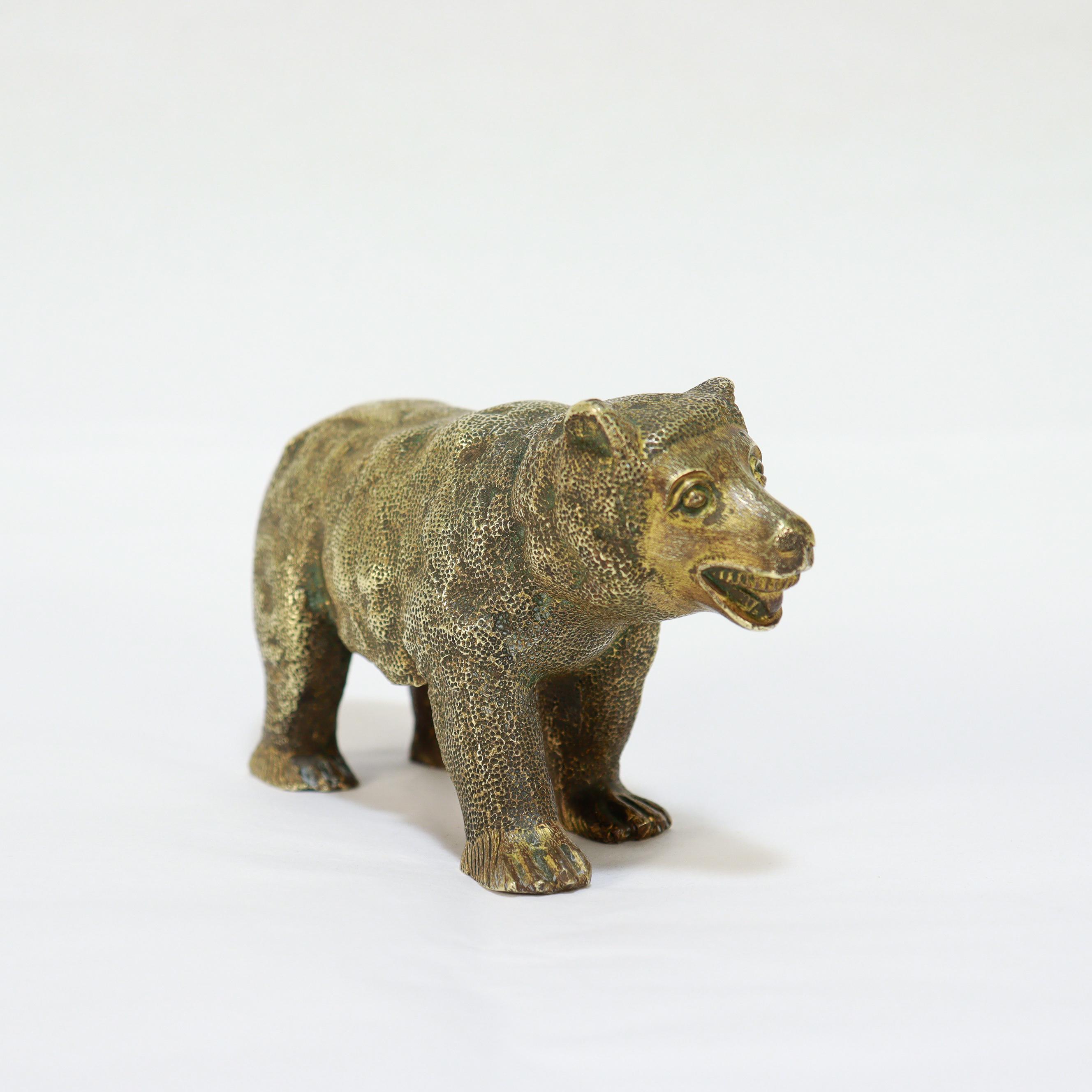 XX secolo Antica scultura di orso in bronzo dorato modellata in modo ingenuo e di dimensioni da armadio in vendita