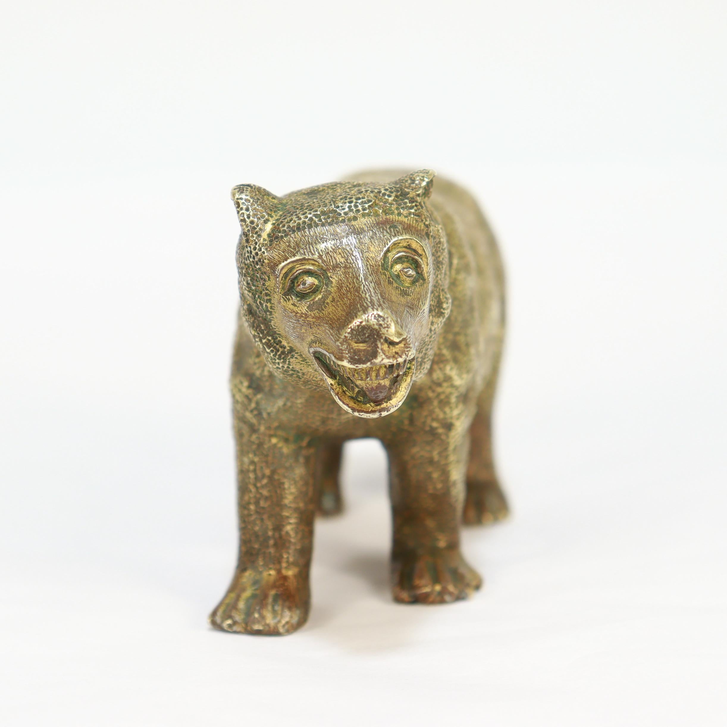 Bronzo Antica scultura di orso in bronzo dorato modellata in modo ingenuo e di dimensioni da armadio in vendita