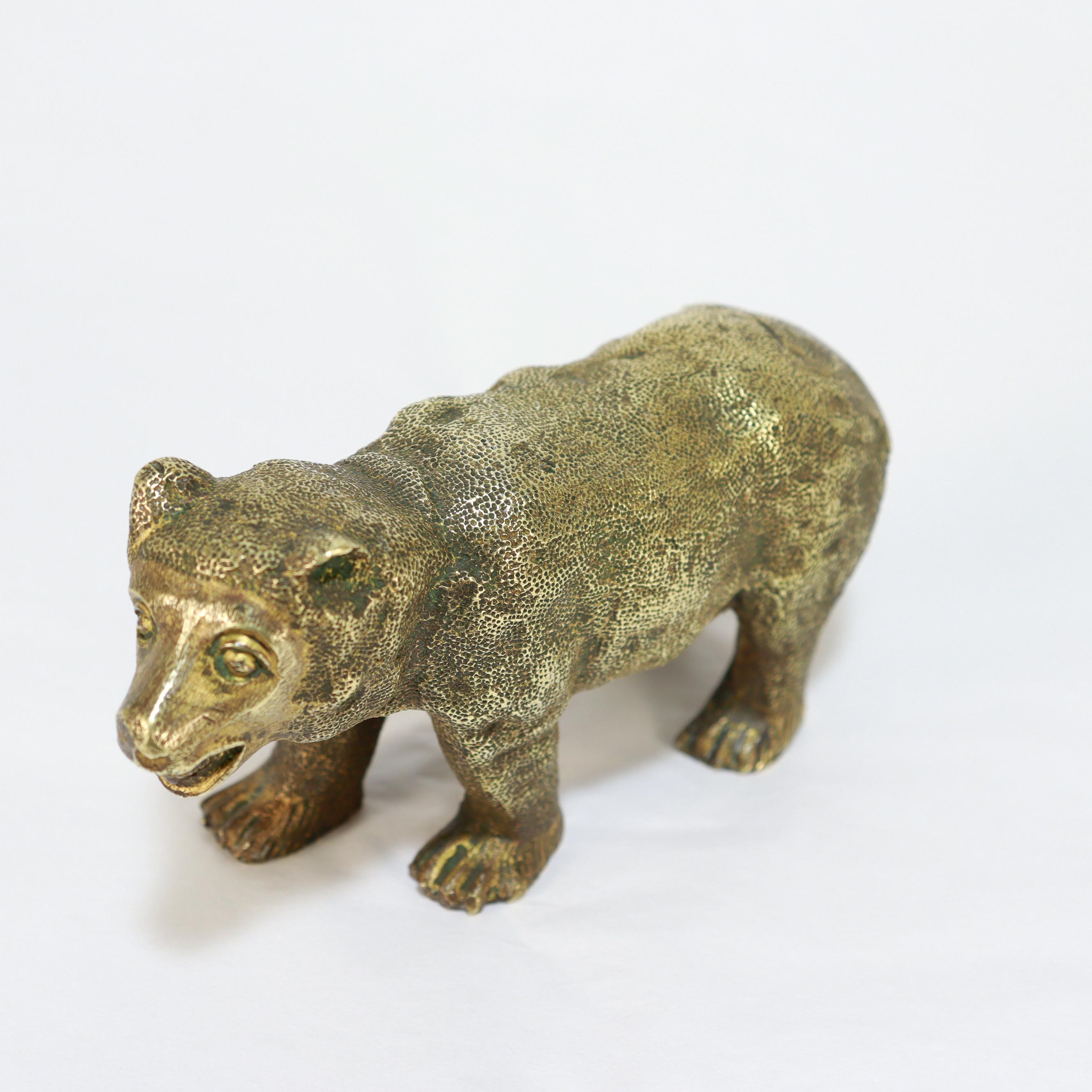 Antica scultura di orso in bronzo dorato modellata in modo ingenuo e di dimensioni da armadio in vendita 1