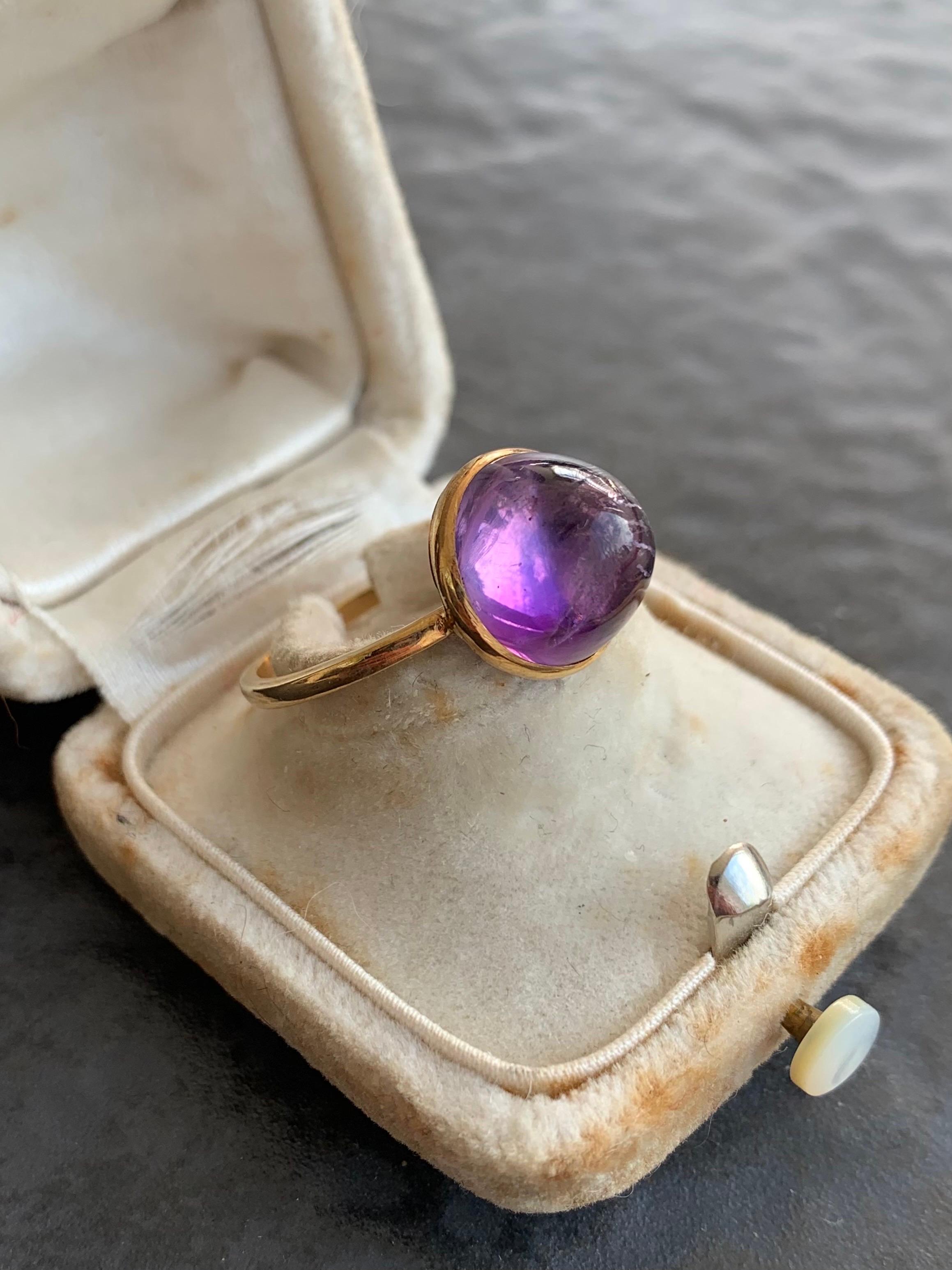 Antique Cabochon Amethyst Cocktail Ring in 9ct Yellow Gold In Good Condition In Chipping Campden, GB