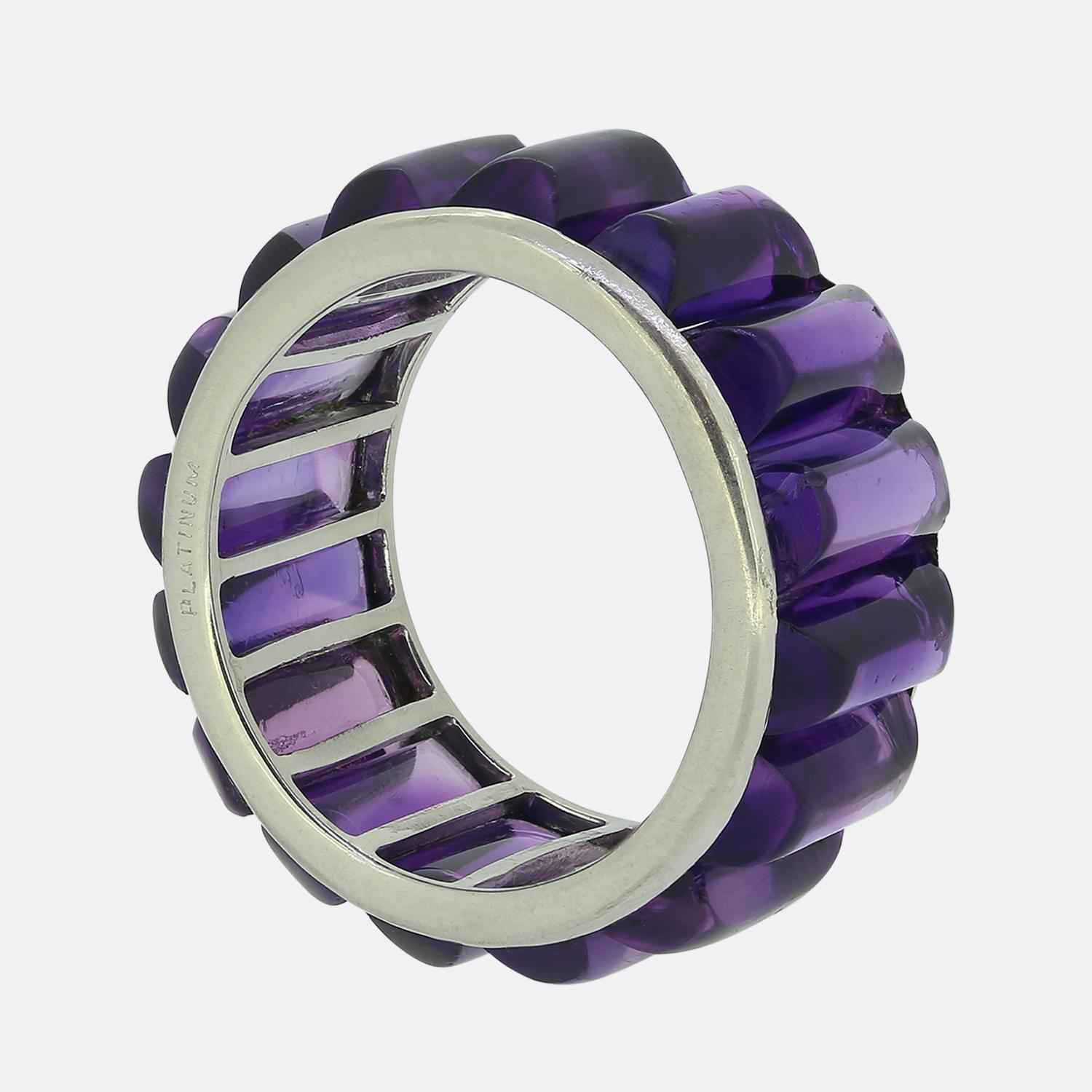 Ecco uno splendido anello a tutta altezza. Realizzato in platino, il design presenta una serie di ametiste cabochon di forma rettangolare, ognuna delle quali emana una ricca tonalità viola perfettamente abbinata. Le pietre sono incastonate in un