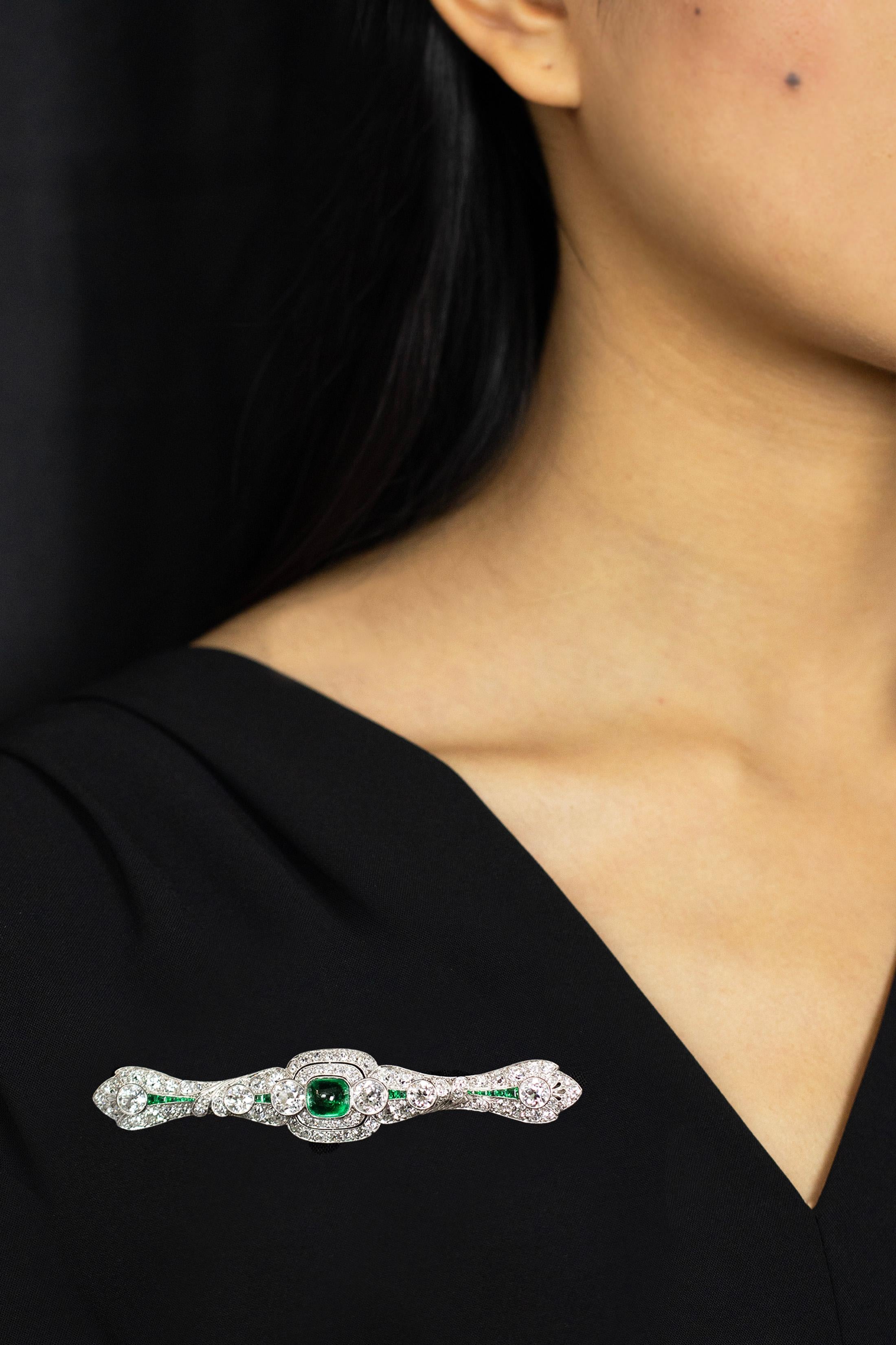 Antike kolumbianische Cabochon-Brosche aus Platin mit kolumbianischem Smaragd und Diamant-Paneel Damen im Angebot