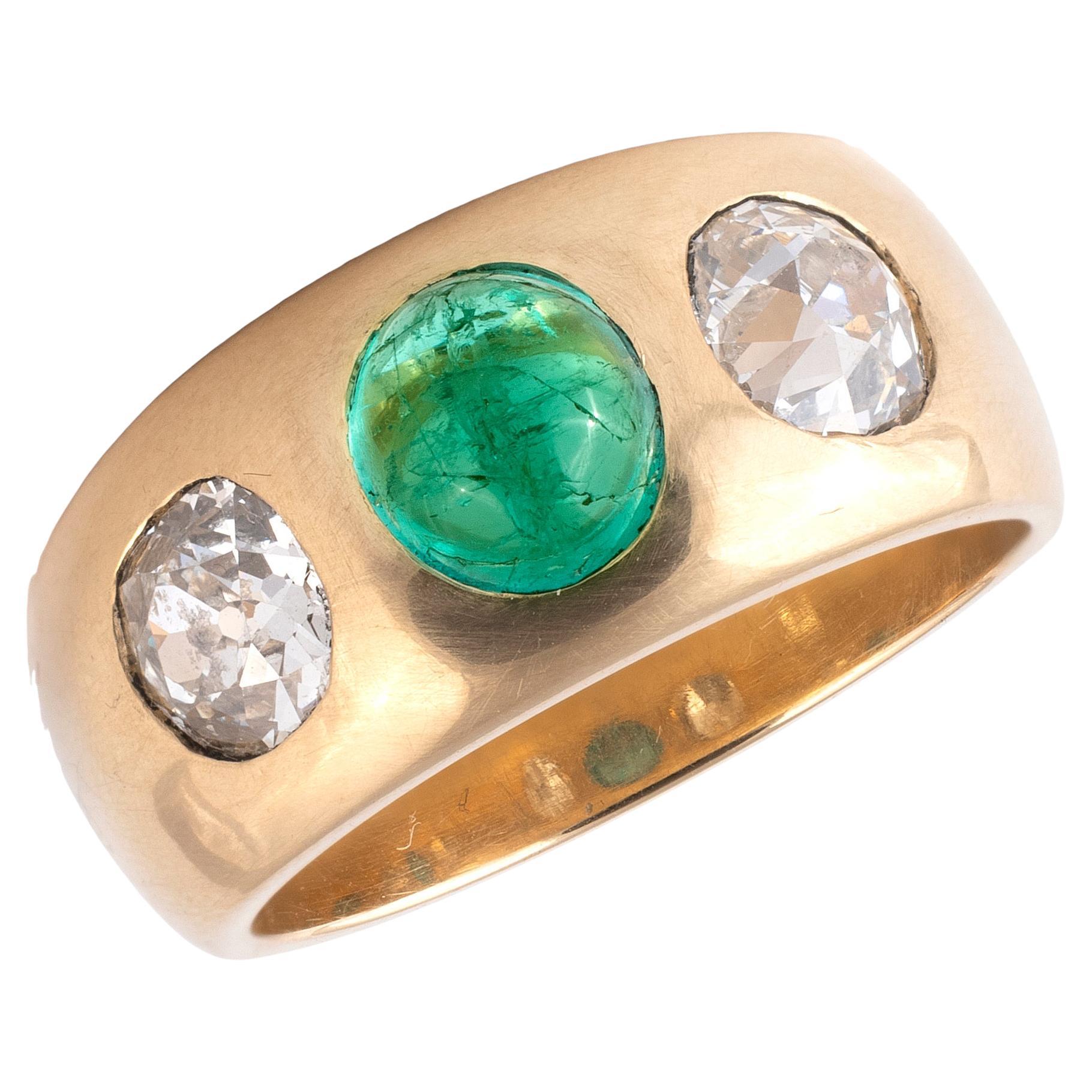 Taille cabochon Ancienne bague en or à trois pierres, émeraude cabochon et diamant, c.1900 en vente