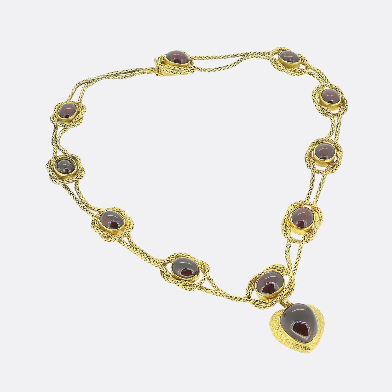 Cabochon Collana a goccia con granato cabochon antico in vendita