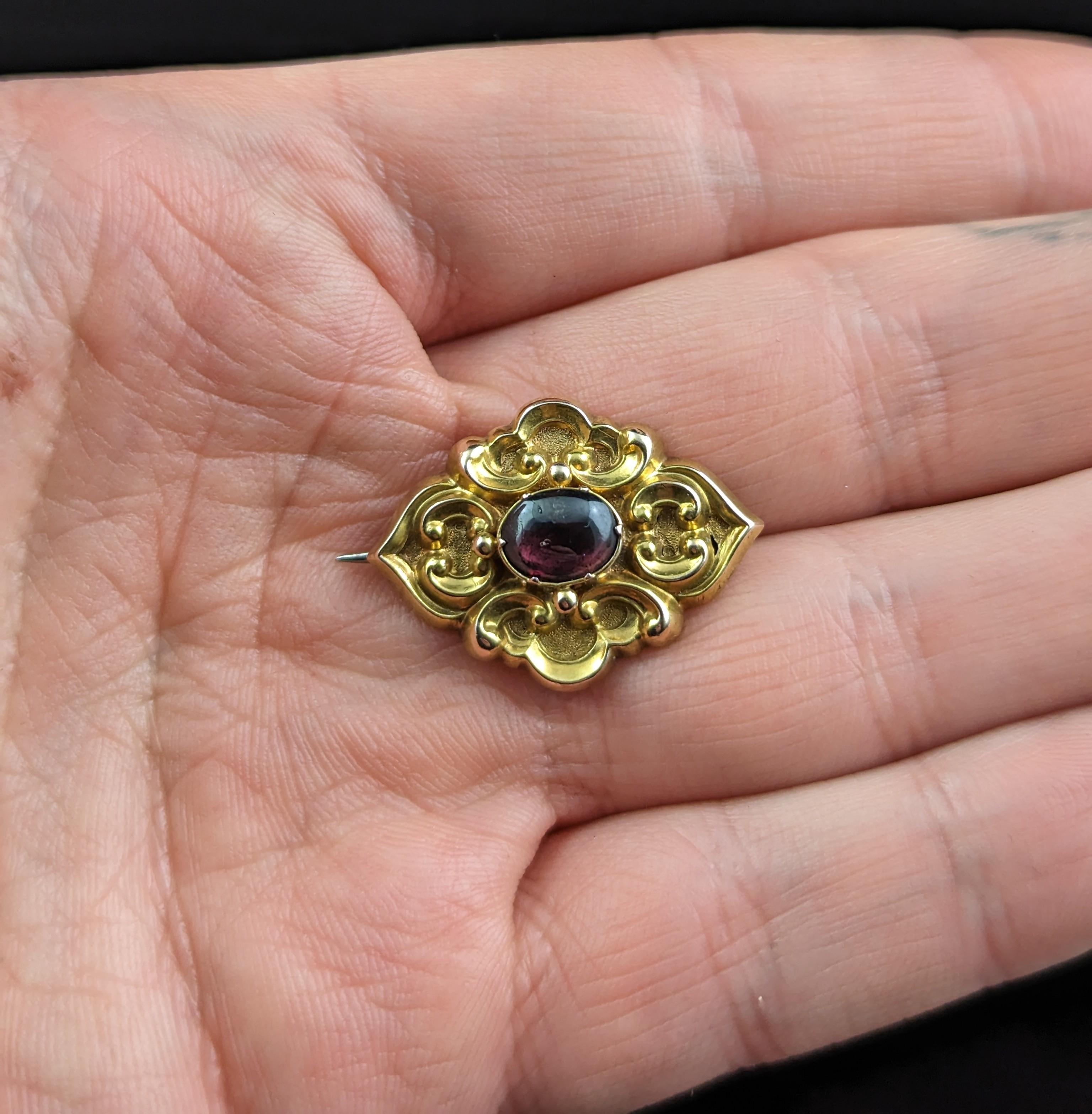 Antique cabochon Garnet Mourning brooch, 15k gold, Victorian  For Sale 5