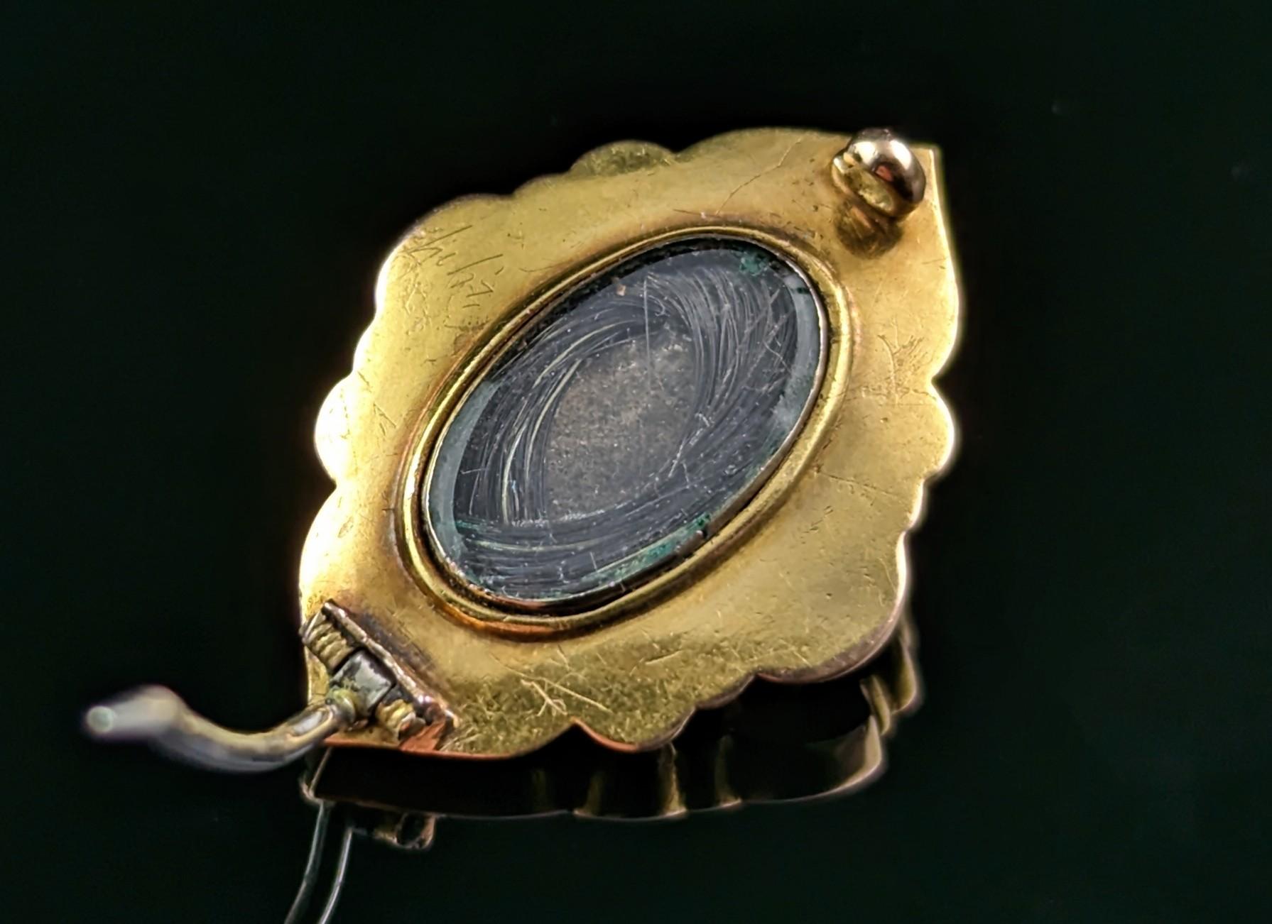 Taille cabochon Broche de deuil ancienne en or 15 carats avec grenat cabochon, époque victorienne  en vente