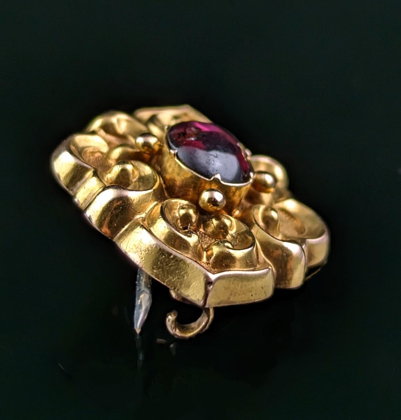 Broche de deuil ancienne en or 15 carats avec grenat cabochon, époque victorienne  Pour femmes en vente
