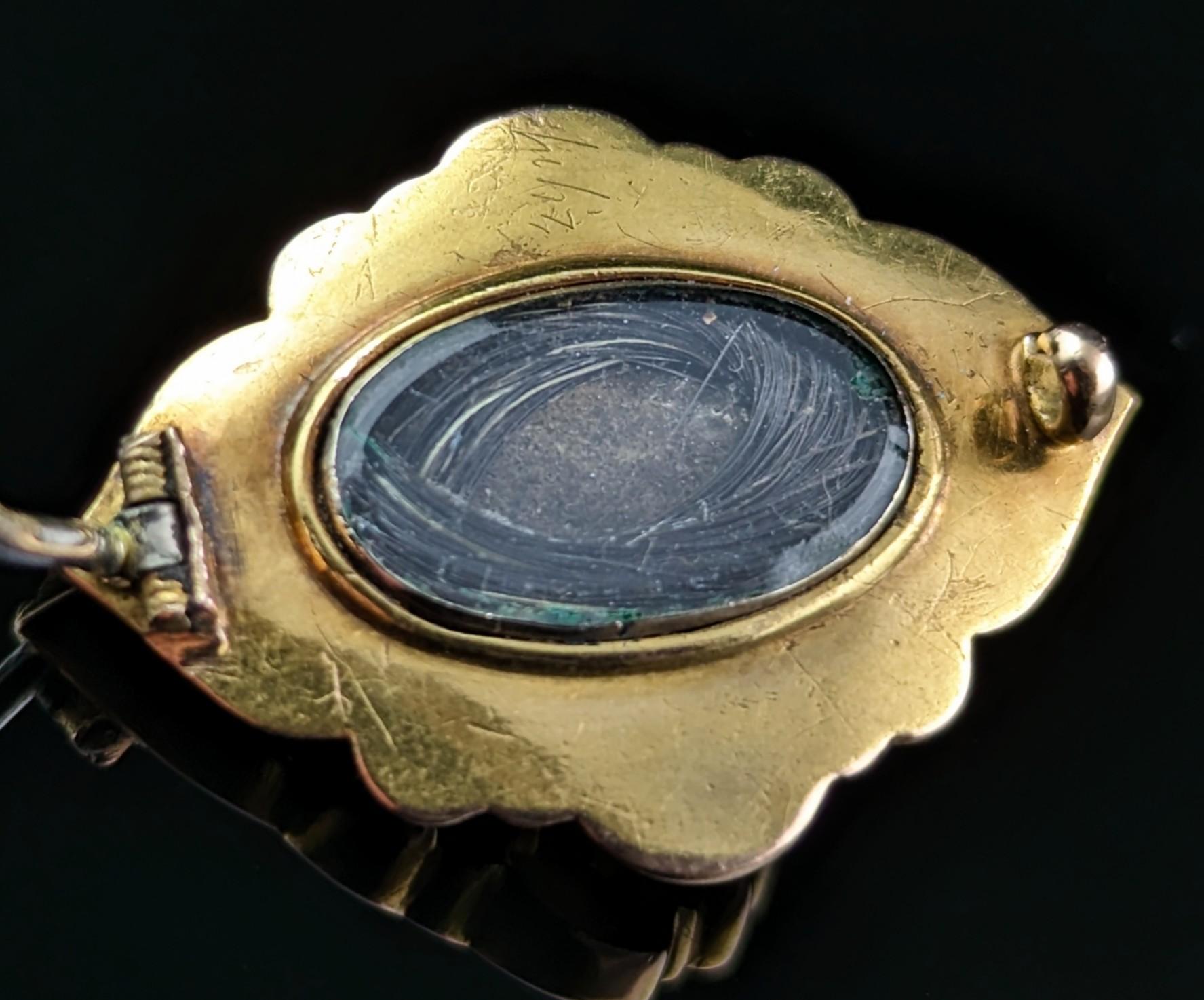 Broche de deuil ancienne en or 15 carats avec grenat cabochon, époque victorienne  en vente 2