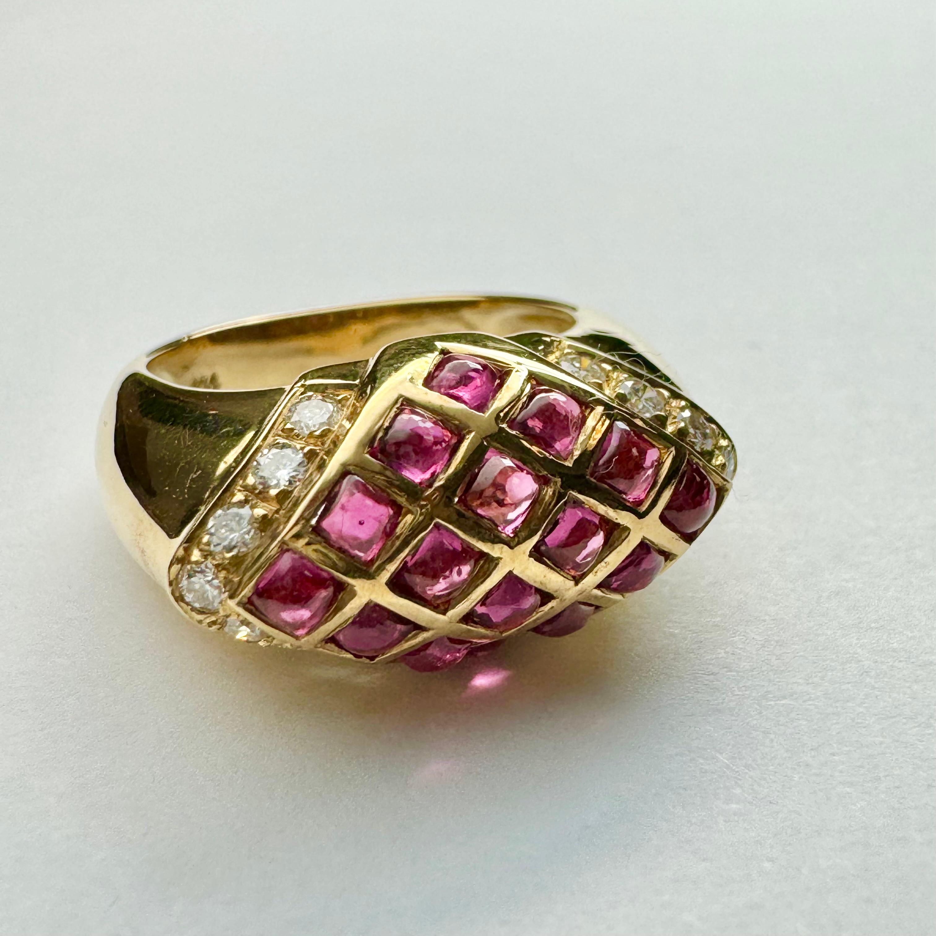 Antique Cabochon Ruby and Diamonds Yellow Gold Ring In Good Condition For Sale In New York, NY