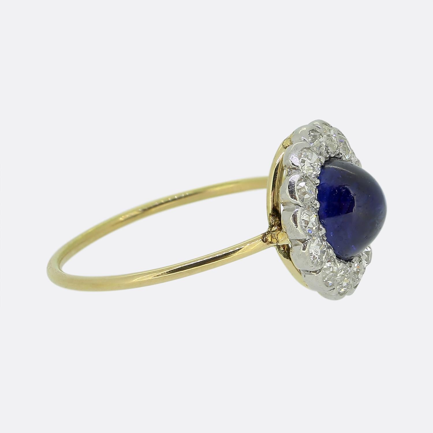 Bague grappe ancienne en saphir cabochon et diamants Bon état - En vente à London, GB
