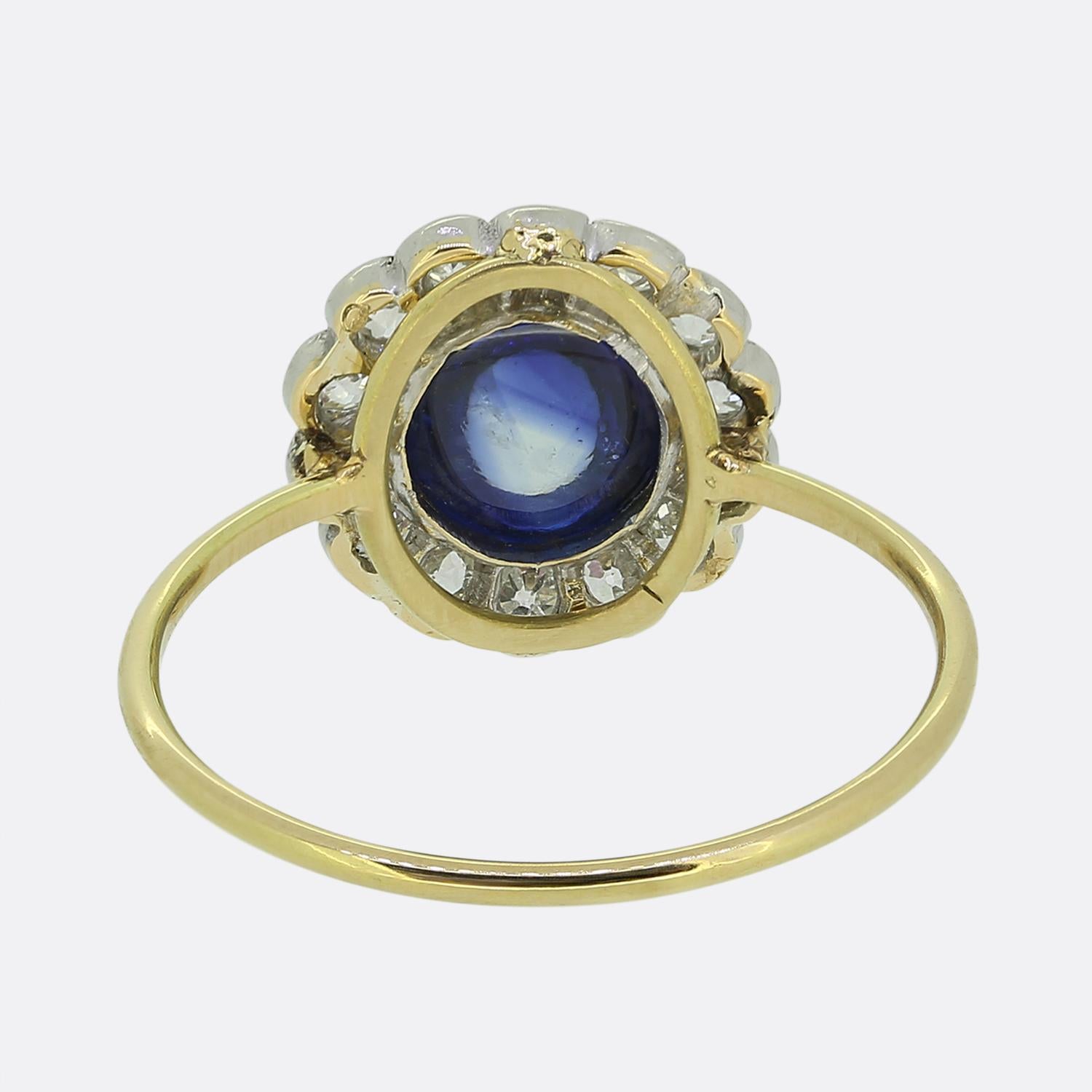 Bague grappe ancienne en saphir cabochon et diamants Unisexe en vente