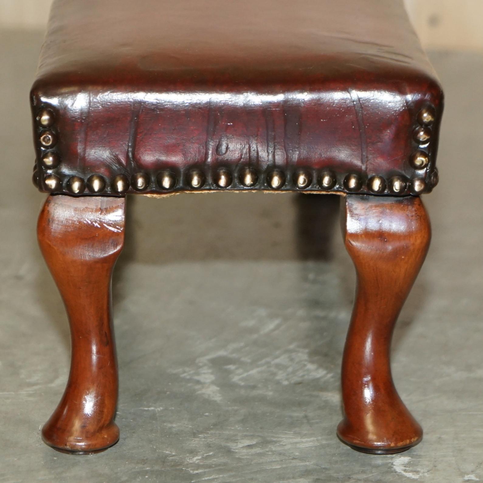 Tabouret à pieds cabriolet ancien entièrement restauré en cuir bordeaux teint à la main et touffeté en vente 4