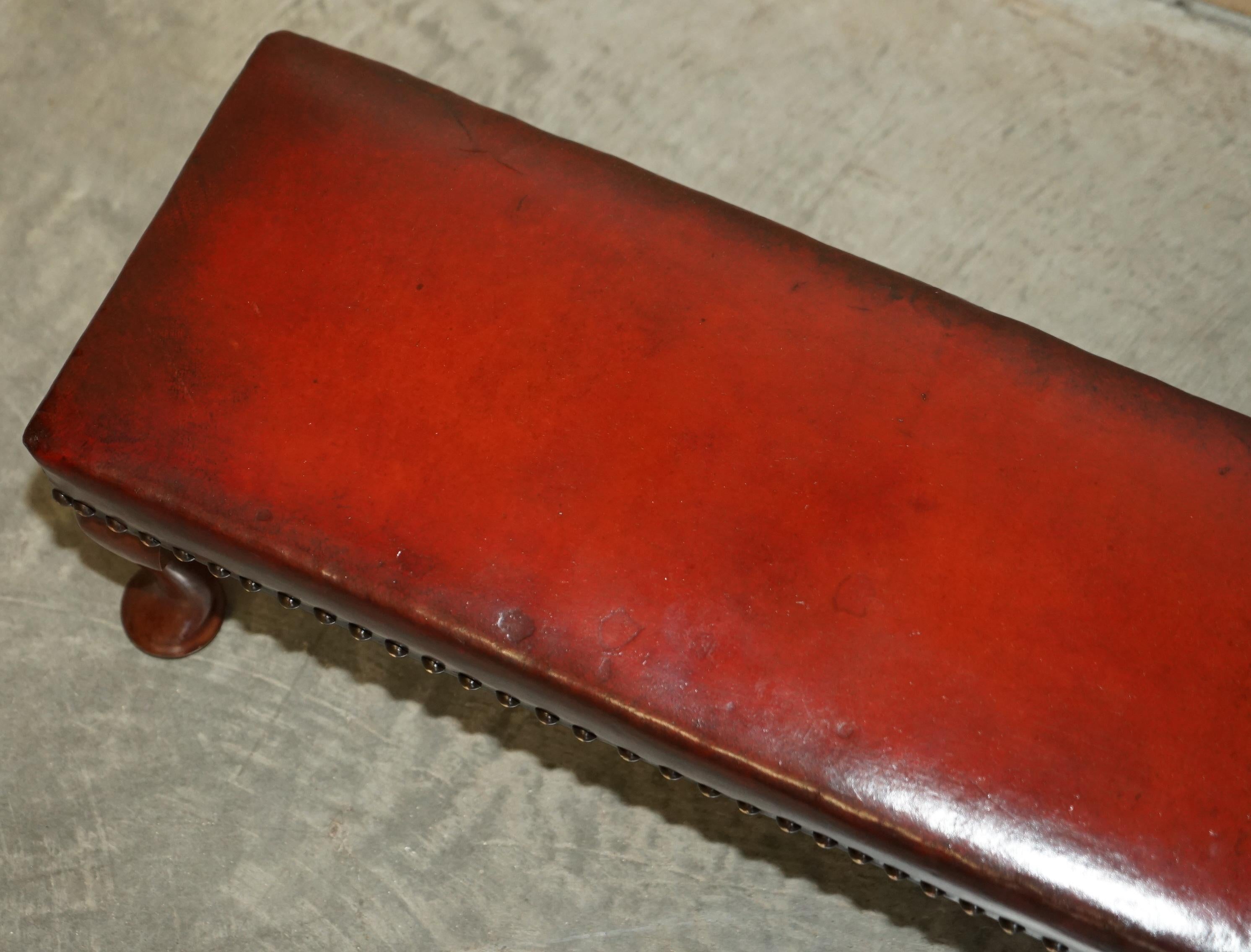 Anglais Tabouret à pieds cabriolet ancien entièrement restauré en cuir bordeaux teint à la main et touffeté en vente