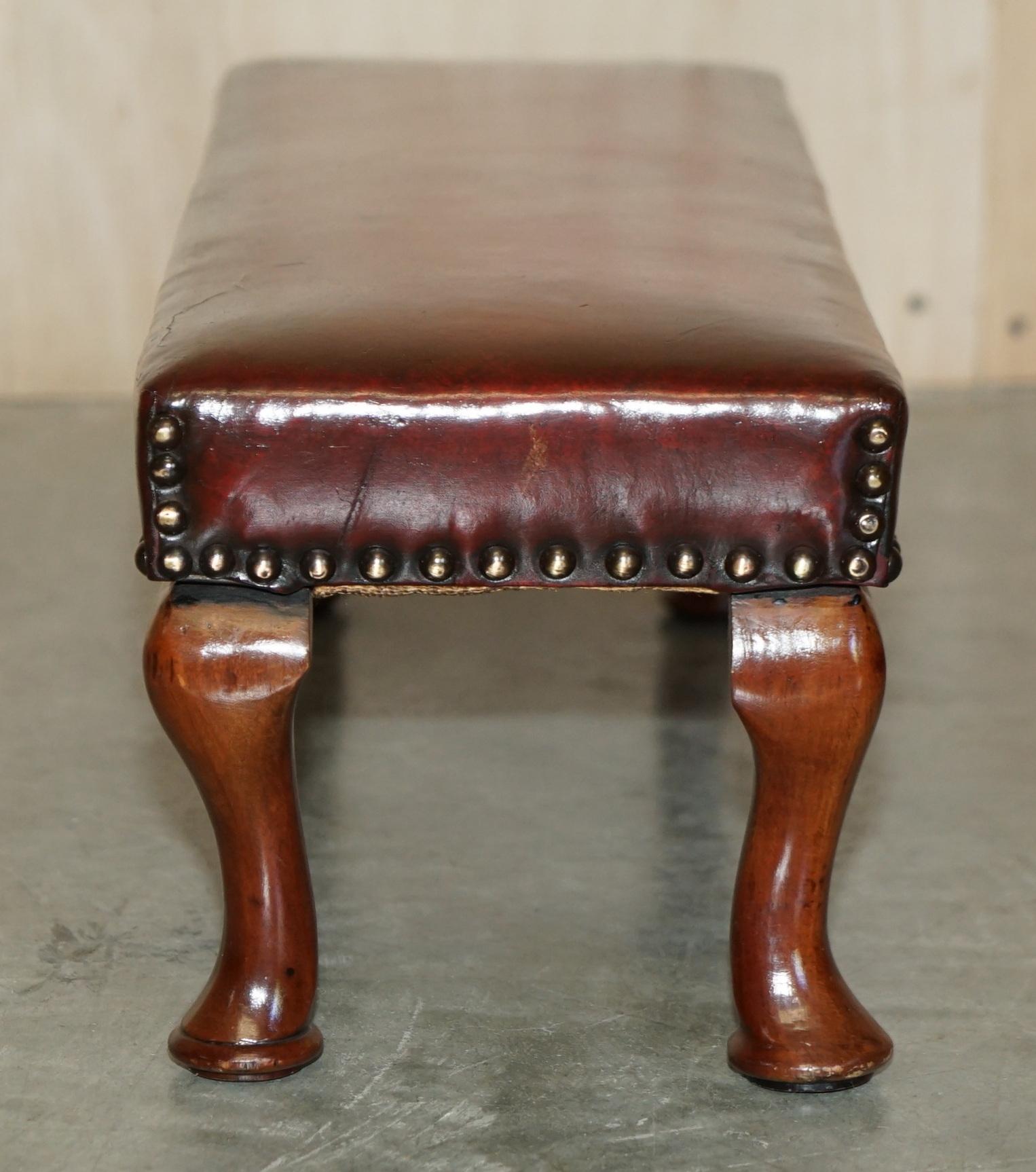 Cuir Tabouret à pieds cabriolet ancien entièrement restauré en cuir bordeaux teint à la main et touffeté en vente