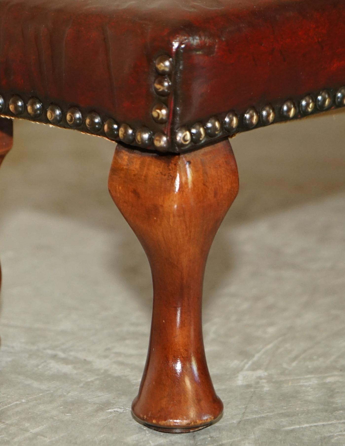 Tabouret à pieds cabriolet ancien entièrement restauré en cuir bordeaux teint à la main et touffeté en vente 2