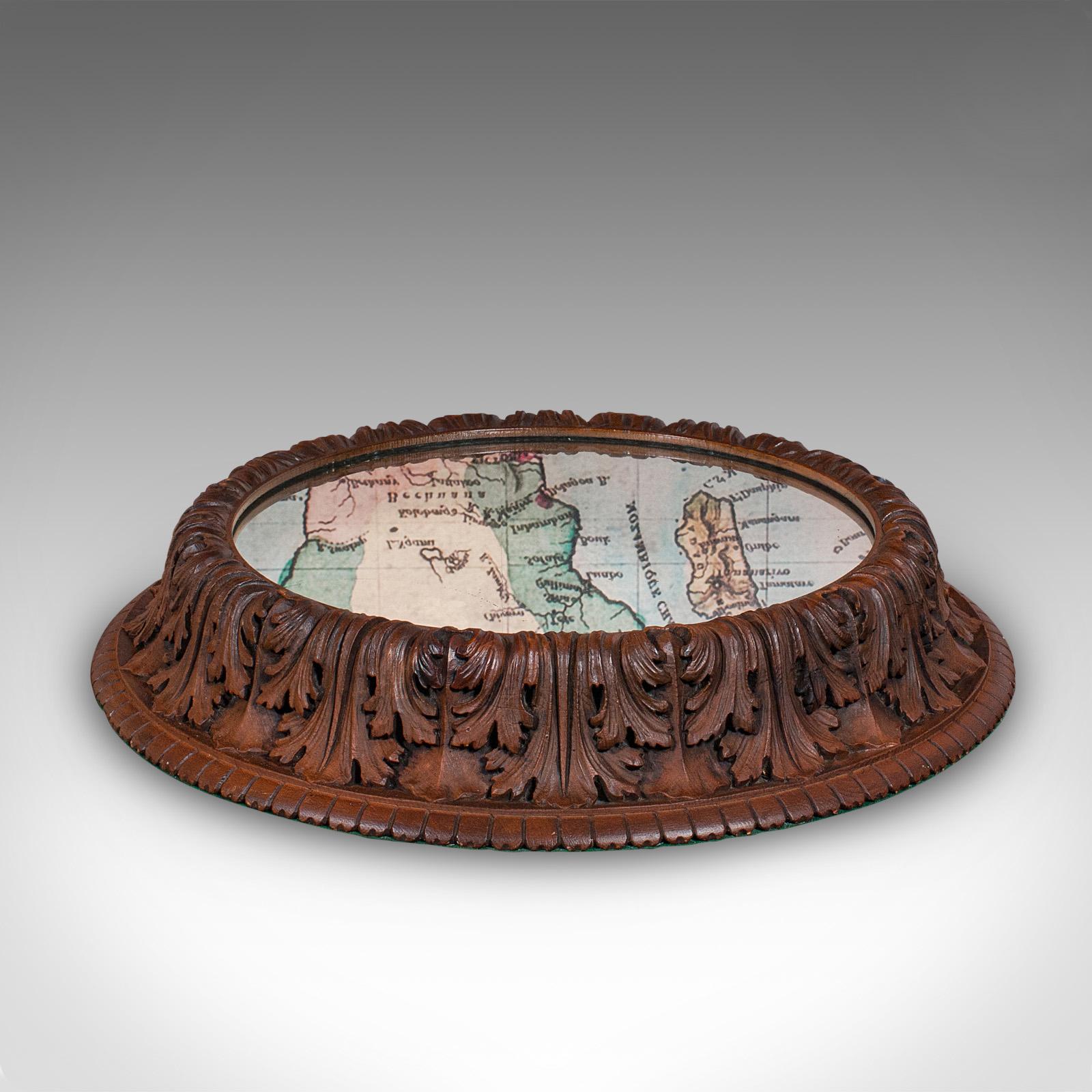 Il s'agit d'un présentoir à gâteaux ancien. Centre de table allemand en chêne sculpté à miroir, dans le goût de la Forêt-Noire, datant de la fin de la période victorienne, vers 1900. Une pièce délicieuse et décorative, idéale pour présenter des