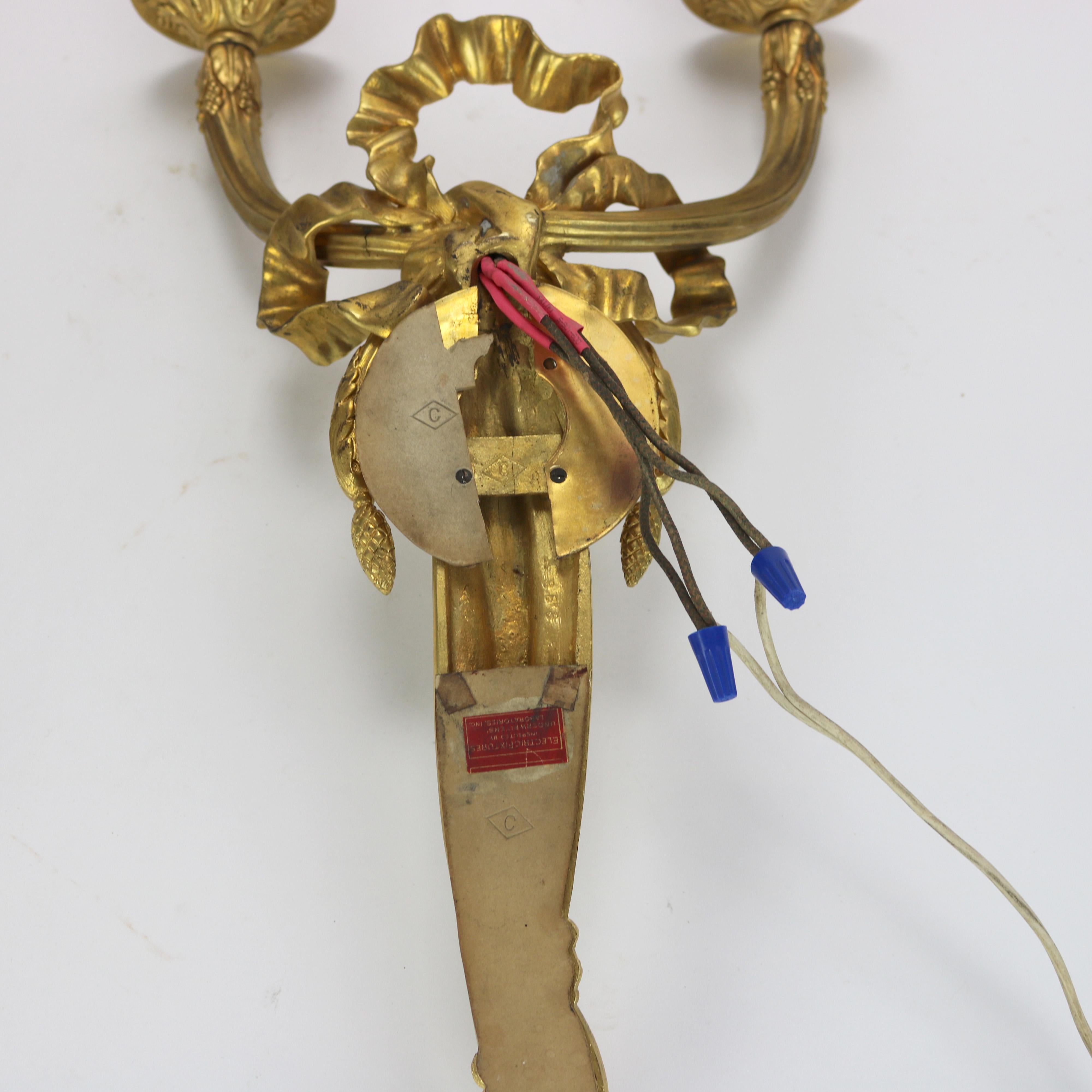 Antiguo Caldwell & Co. Aplique de pared de dos luces estilo Luis XIV en bronce dorado C1910 en venta 4