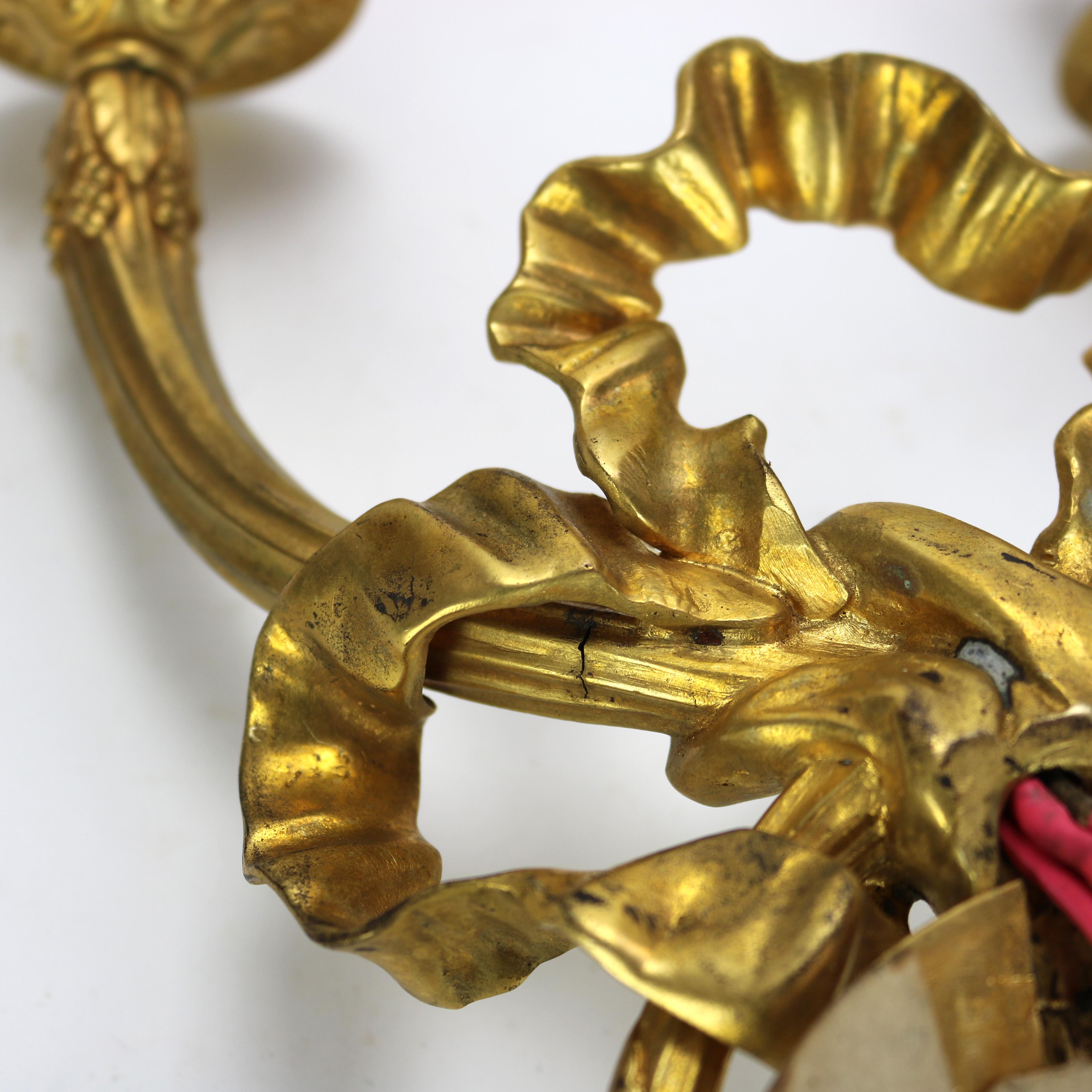 Antiguo Caldwell & Co. Aplique de pared de dos luces estilo Luis XIV en bronce dorado C1910 en venta 5