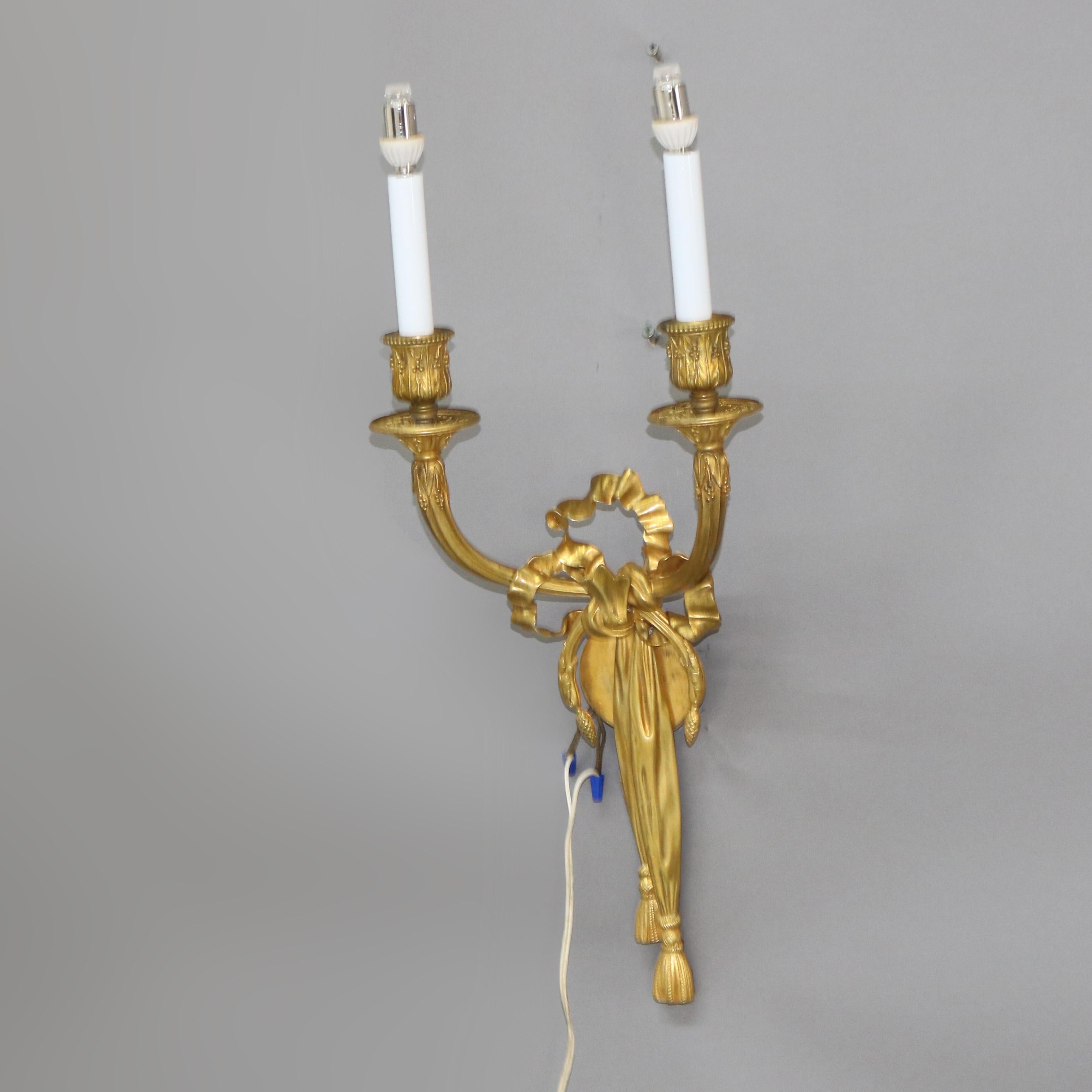 Antiguo Caldwell & Co. Aplique de pared de dos luces con lazo y borla, estilo Luis XIV, bronce dorado C1910

Medidas - 25 